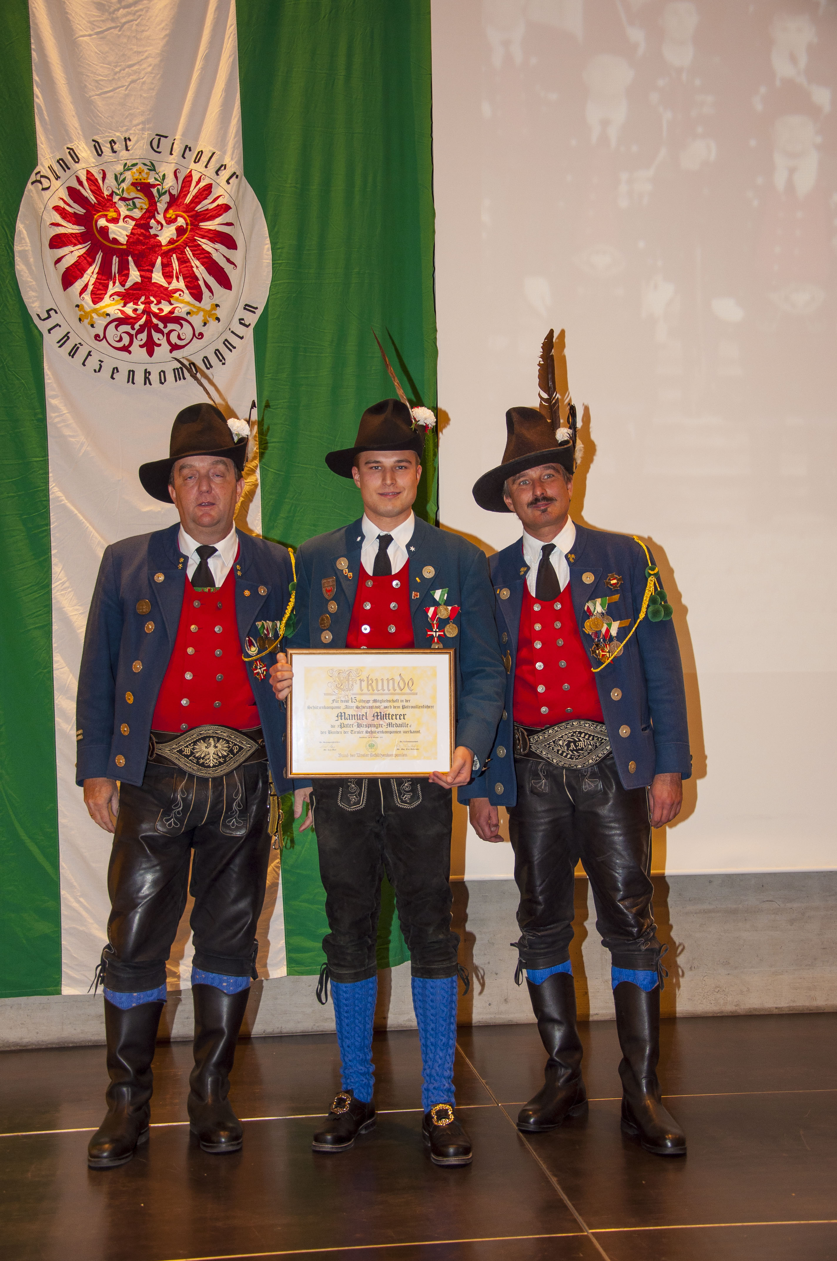 Es ist der Höhepunkt im Vereinsjahr der Schützen, wenn sie sich einmal pro Jahr zum Schützenjahrtag treffen. Vizebürgermeister Christoph Kaufmann war unter den geladenen Gästen und ist selber seit etlichen Jahren Mitglied der Speckbacher Schützenkompanie.
Im Rahmen dieses feierlichen Anlasses wurden auch verdiente Mitglieder geehrt und nach dem offiziellen Teil folgte das gemütliche Beisammensein, das die Kameradschaft der Kompanien untereinander nachhaltig bestärkt.