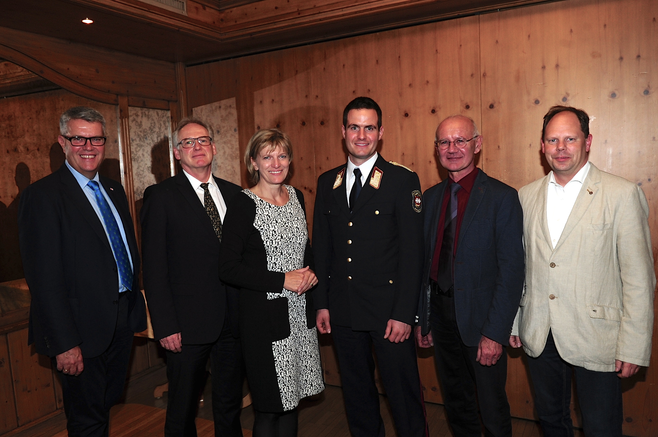 Bürgermeisterin Christine Oppitz-Plörer (Mitte links) hieß den neuen Branddirektor Helmut Hager (Mitte rechts) bei einem Einstandsabend im Beisein von (v.l.) Amtsleiter Ferdinand Neu (Personalwesen), Magistratsdirektor Bernhard Holas, Hubert Maizner (Abteilungsleiter MA III) und dem scheidenden Branddirektor Erwin Reichl herzlich willkommen.