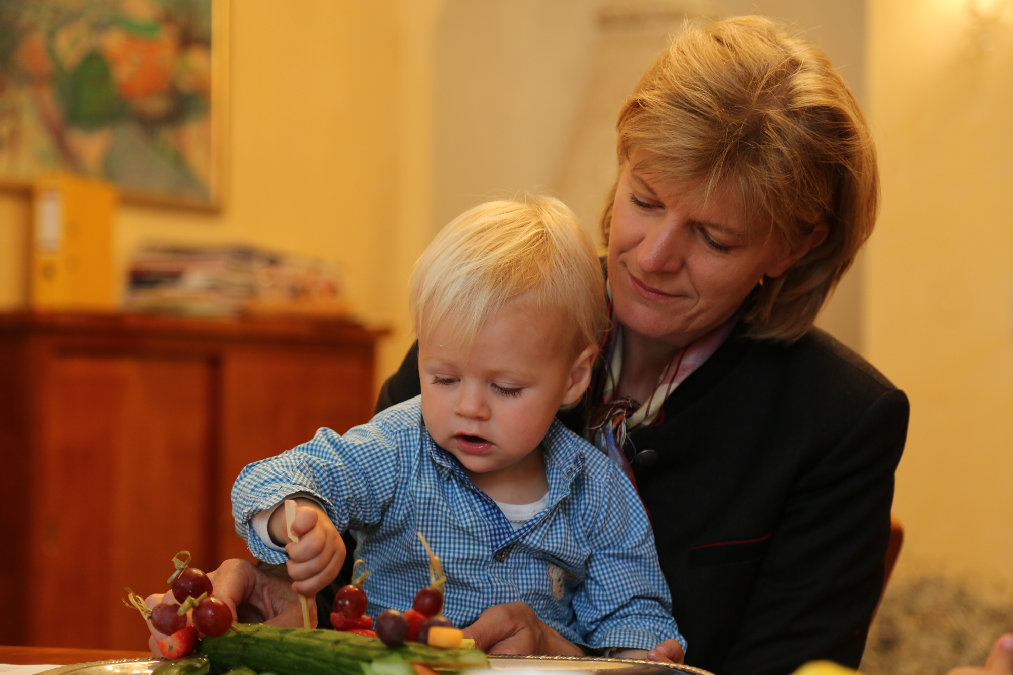 Tageskind Miro fühlte sich sichtlich wohl auf dem Schoß von Bürgermeisterin Christine Oppitz-Plörer und ließ sich die Gesunde Jause schmecken.
