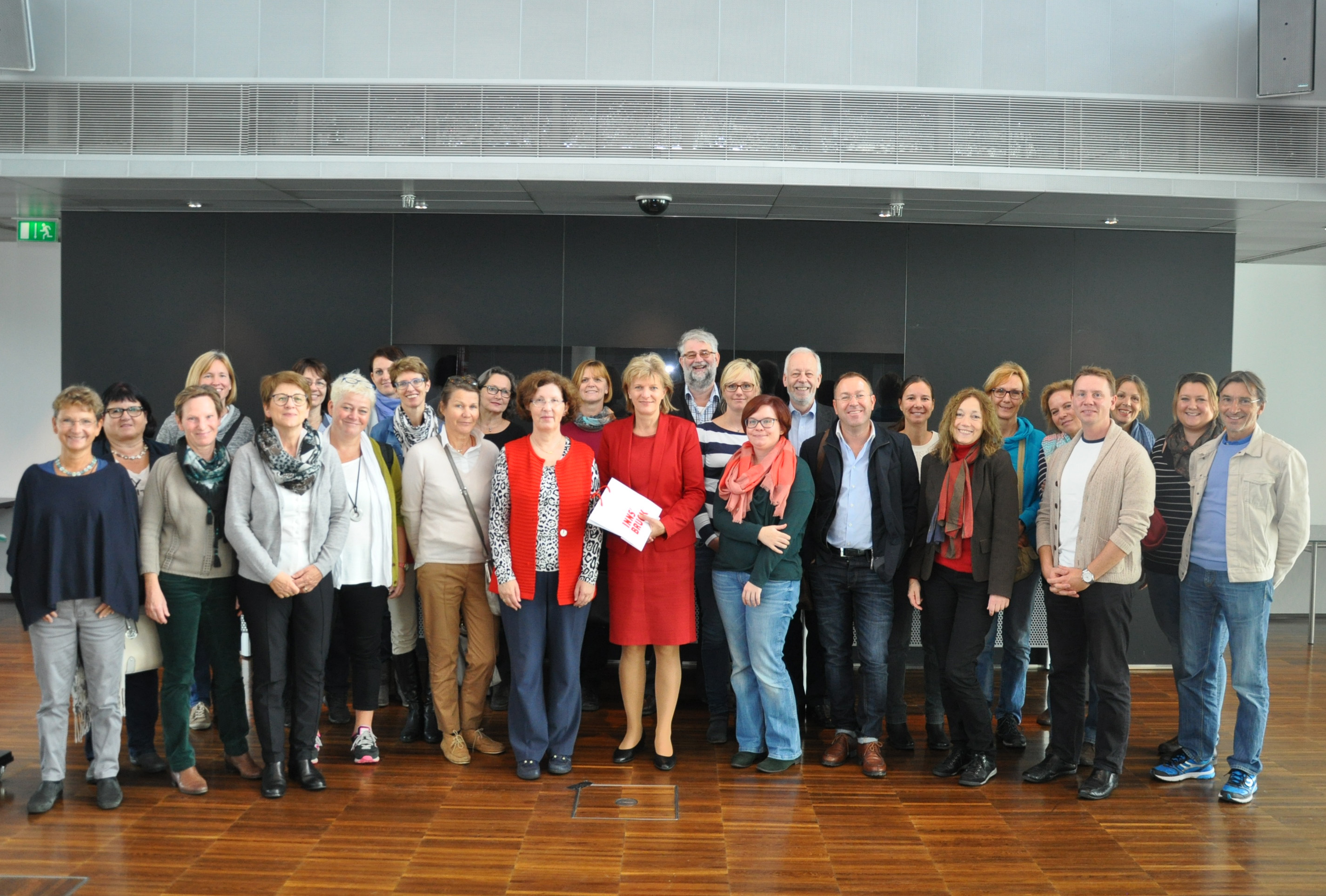 Zum Thema „Global Citizenship Education und Welterbe“ fand Anfang. Oktober die jährliche Jahrestagung für die ReferentInnen der Österreichischen UNESCO-Schulen statt. In der dreitägigen Tagung wurden unterschiedliche Workshops durchgeführt und Projekte präsentiert. Auch ein Besuch im Rathaus stand auf dem Programm, bei dem Bürgermeisterin Christine Oppitz-Plörer Rede und Antwort stand.

In Österreich gibt es insgesamt 80 UNESCO-Schulen, die grundlegend von den vier Säulen des UNESCO-Bildungsmodells geprägt sind (learning to know, learning to do, learning to be, learning to live together). Zwei davon sind aus Innsbruck.