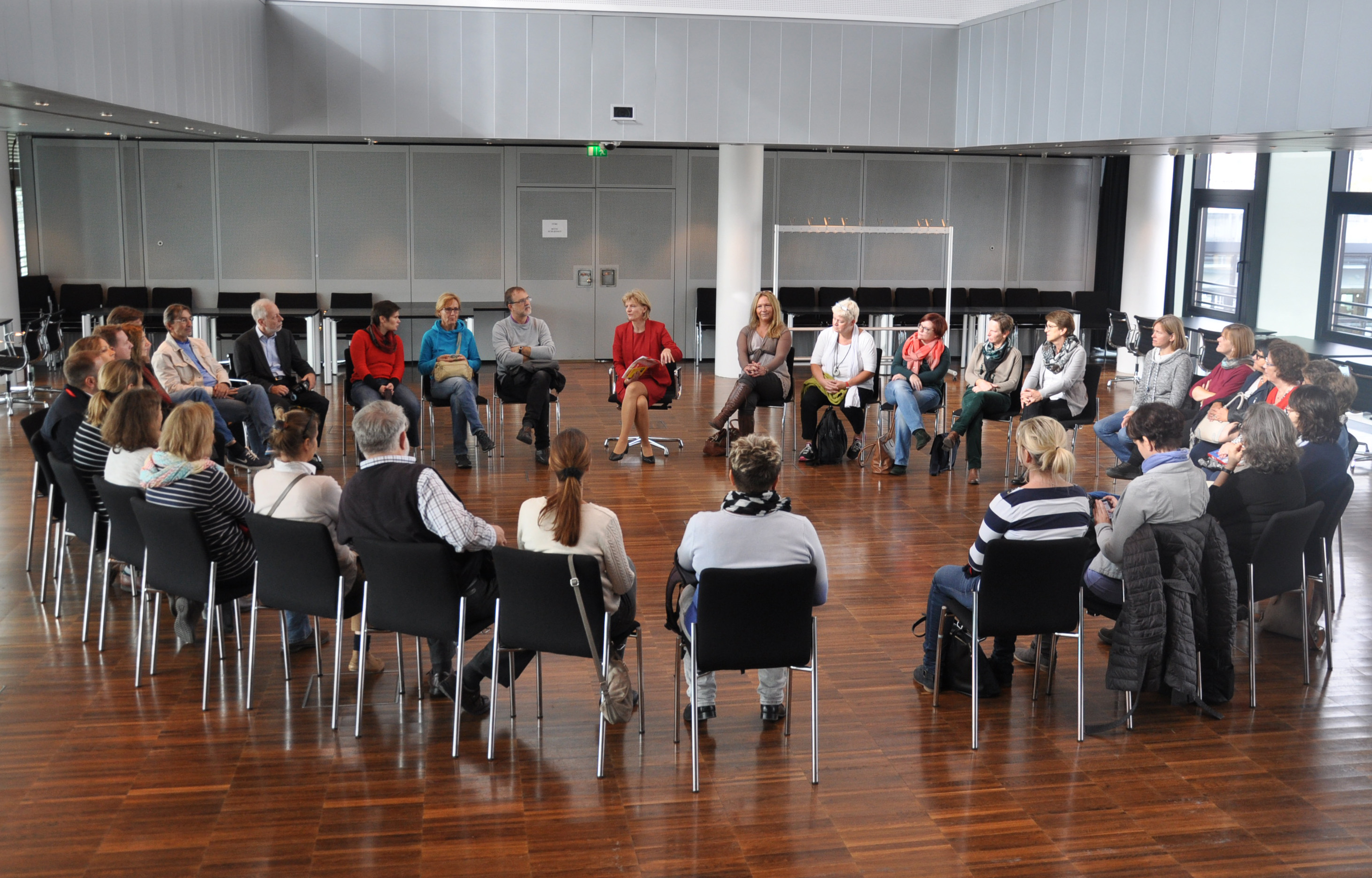 Zum Thema „Global Citizenship Education und Welterbe“ fand Anfang. Oktober die jährliche Jahrestagung für die ReferentInnen der Österreichischen UNESCO-Schulen statt. In der dreitägigen Tagung wurden unterschiedliche Workshops durchgeführt und Projekte präsentiert. Auch ein Besuch im Rathaus stand auf dem Programm, bei dem Bürgermeisterin Christine Oppitz-Plörer Rede und Antwort stand.

In Österreich gibt es insgesamt 80 UNESCO-Schulen, die grundlegend von den vier Säulen des UNESCO-Bildungsmodells geprägt sind (learning to know, learning to do, learning to be, learning to live together). Zwei davon sind aus Innsbruck.