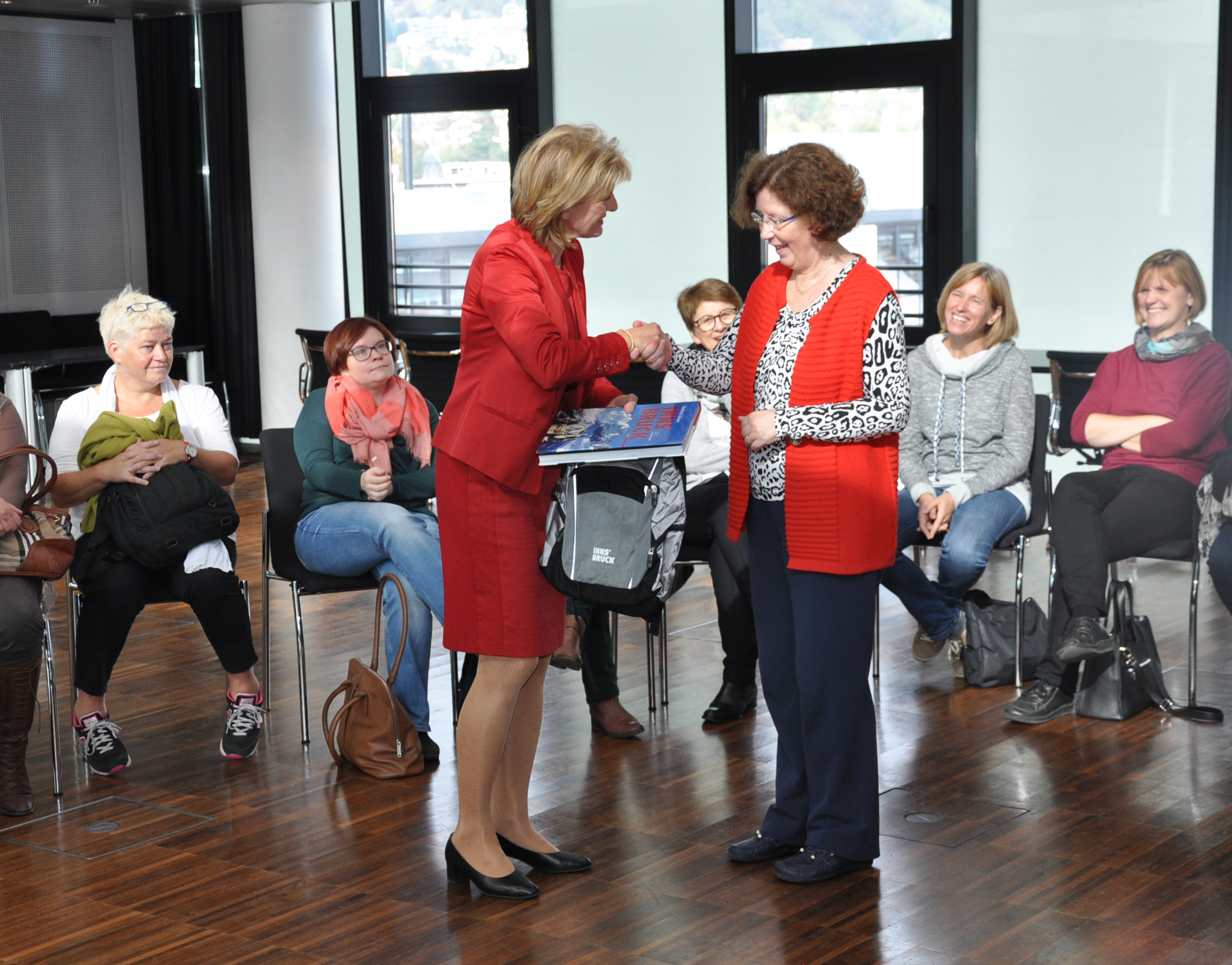 Zum Thema „Global Citizenship Education und Welterbe“ fand Anfang. Oktober die jährliche Jahrestagung für die ReferentInnen der Österreichischen UNESCO-Schulen statt. In der dreitägigen Tagung wurden unterschiedliche Workshops durchgeführt und Projekte präsentiert. Auch ein Besuch im Rathaus stand auf dem Programm, bei dem Bürgermeisterin Christine Oppitz-Plörer Rede und Antwort stand.

In Österreich gibt es insgesamt 80 UNESCO-Schulen, die grundlegend von den vier Säulen des UNESCO-Bildungsmodells geprägt sind (learning to know, learning to do, learning to be, learning to live together). Zwei davon sind aus Innsbruck.