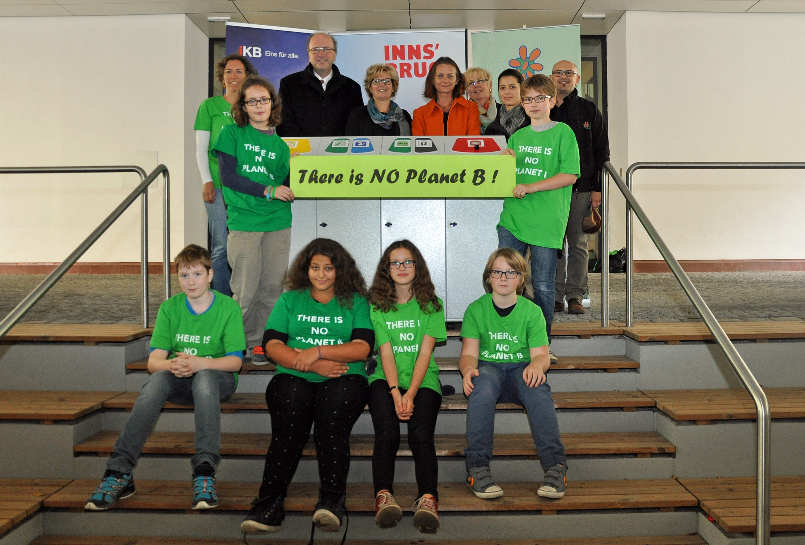 Die „Umweltbuddys“ präsentierten gemeinsam mit Begleitprofessorin Mag.a Ursula Juen, Vorstand DI Helmuth Müller (Innsbrucker Kommunalbetriebe AG), BRG APP-Direktorin Mag.a Evelin Müller-Bürgel, Vizebürgermeisterin Mag.a Sonja Pitscheider, Umweltpädagogin Gabi Baumann-Hecher (Umwelt Verein Tirol), Renate Fuchs (Umwelt Verein Tirol) und Martin Baumann (Umwelttechnik und Abfallwirtschaft; hinten; v. l.) eines der neuen Abfalltrennsysteme.