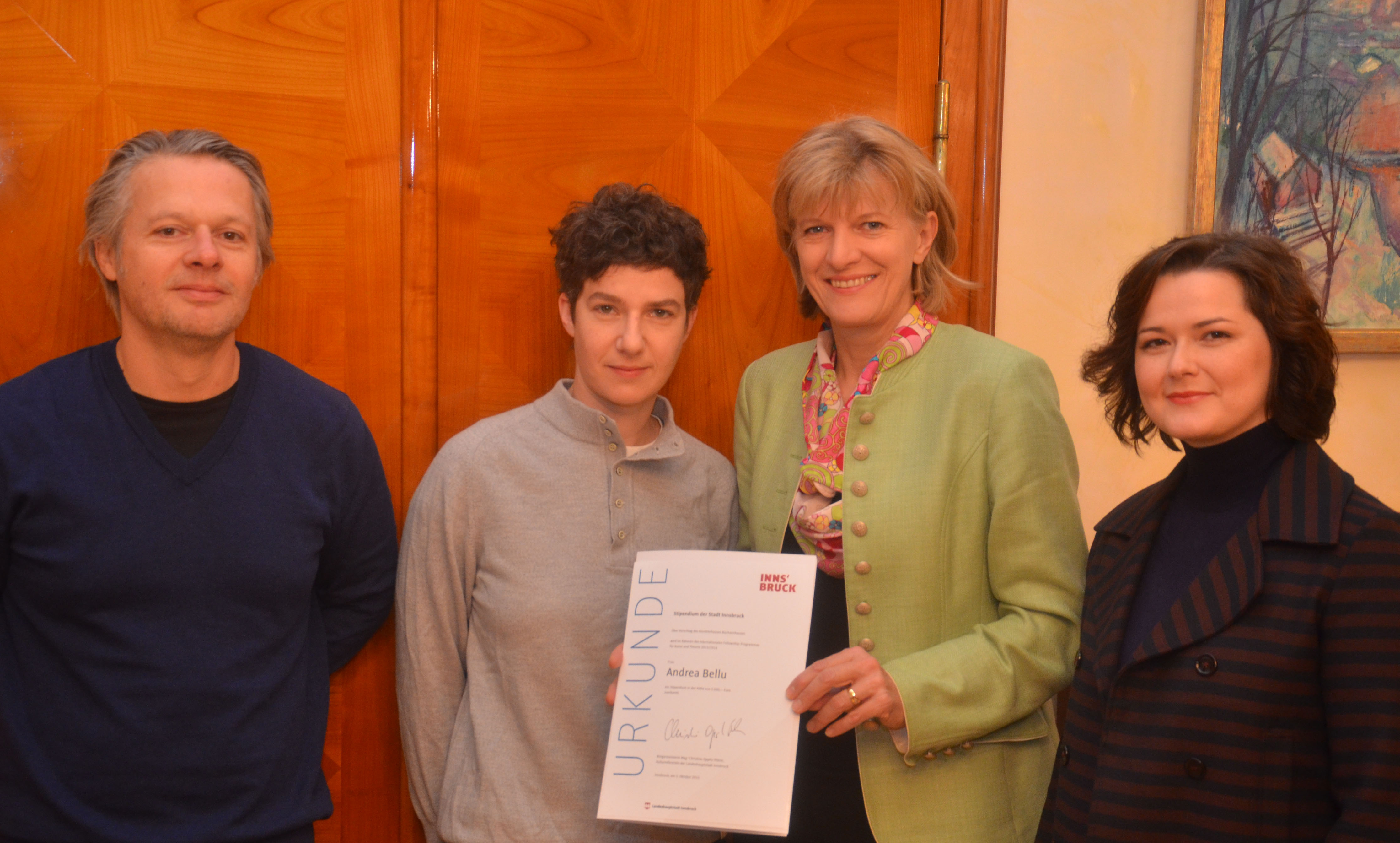 Die Stipendiatin Andrea Bellu (2.v.l.) bekam die Urkunde von Bürgermeisterin Christine Oppitz-Plörer, im Beisein von Andrei Siclodi, Leiter des Künstlerhauses Büchsenhausen (l.) und Natalie Pedevilla (Referatsleitung Bildende Kunst und Kulturprojekte, r.), überreicht.