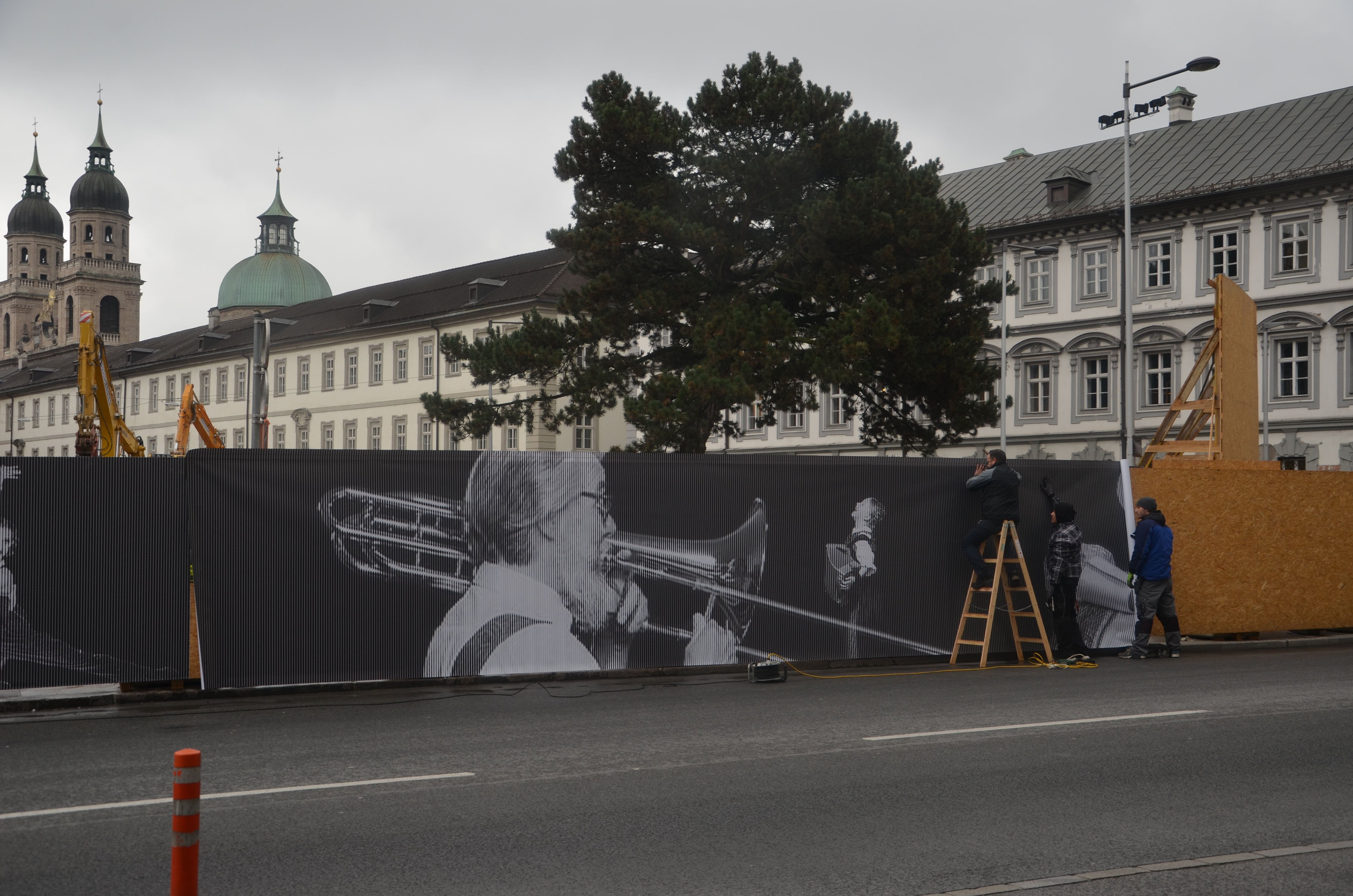 Der Bauzaun zum Neubau Haus der Musik nimmt Gestalt an.