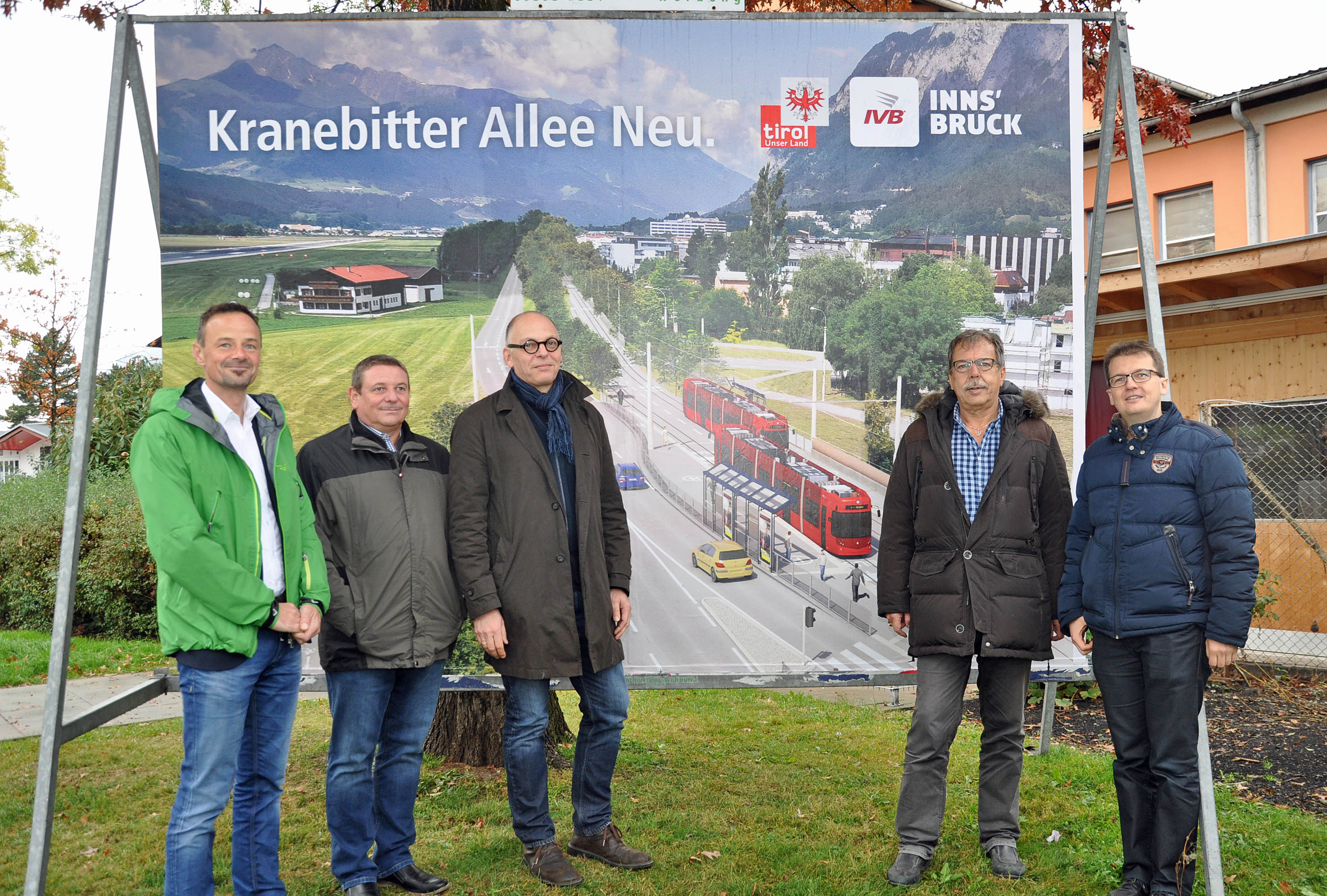 Informierten gemeinsam über die Umgestaltung der Kranebitter Allee (v. l.): Dipl.-Ing. Dr. Christian Molzer (Land Tirol; Vorstand Abteilung Verkehr u. Straße), IVB-Projektleiter Ing. Harald Muhrer, IVB-Geschäftsführer DI Martin Baltes, Stadtrat Mag. Gerhard Fritz und DI Mag. (FH) Markus Pinter (Grünanlagen – Planung und Bau)