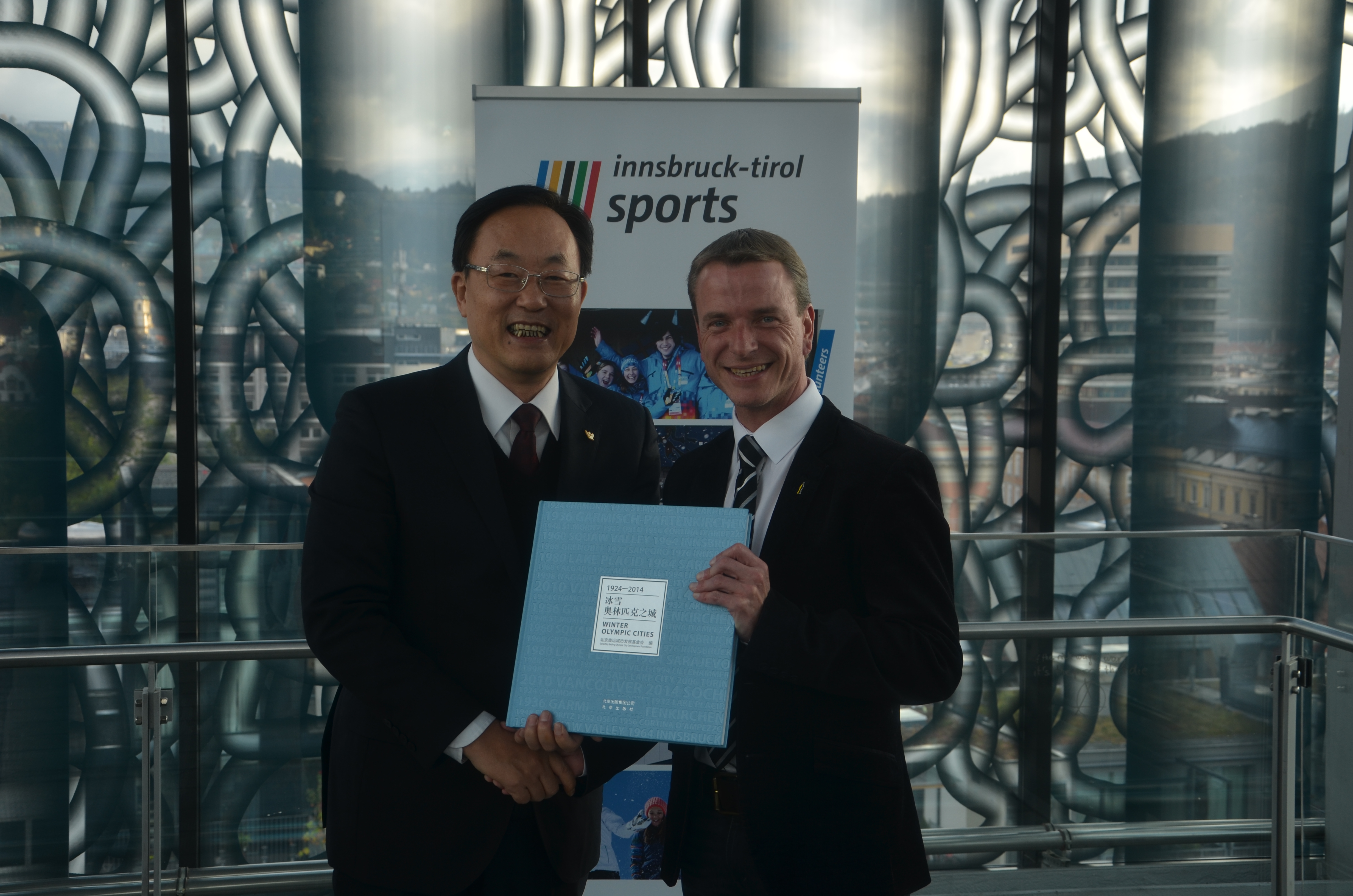Kürzlich stattete eine Delegation aus Peking, darunter der ehemalige Vizebürgermeister der Stadt, Liu Jingmin (r.), Innsbruck einen Besuch ab. Dabei machte sie sich ein Bild der laufenden Vorbereitungen für die International Children's Games und besuchten die unterschiedlichen Veranstaltungsorte. In Peking finden 2022 die Olympischen Winterspiele statt. Vizebürgermeister Christoph Kaufmann begrüßte die chinesischen Gäste herzlich in Innsbruck.