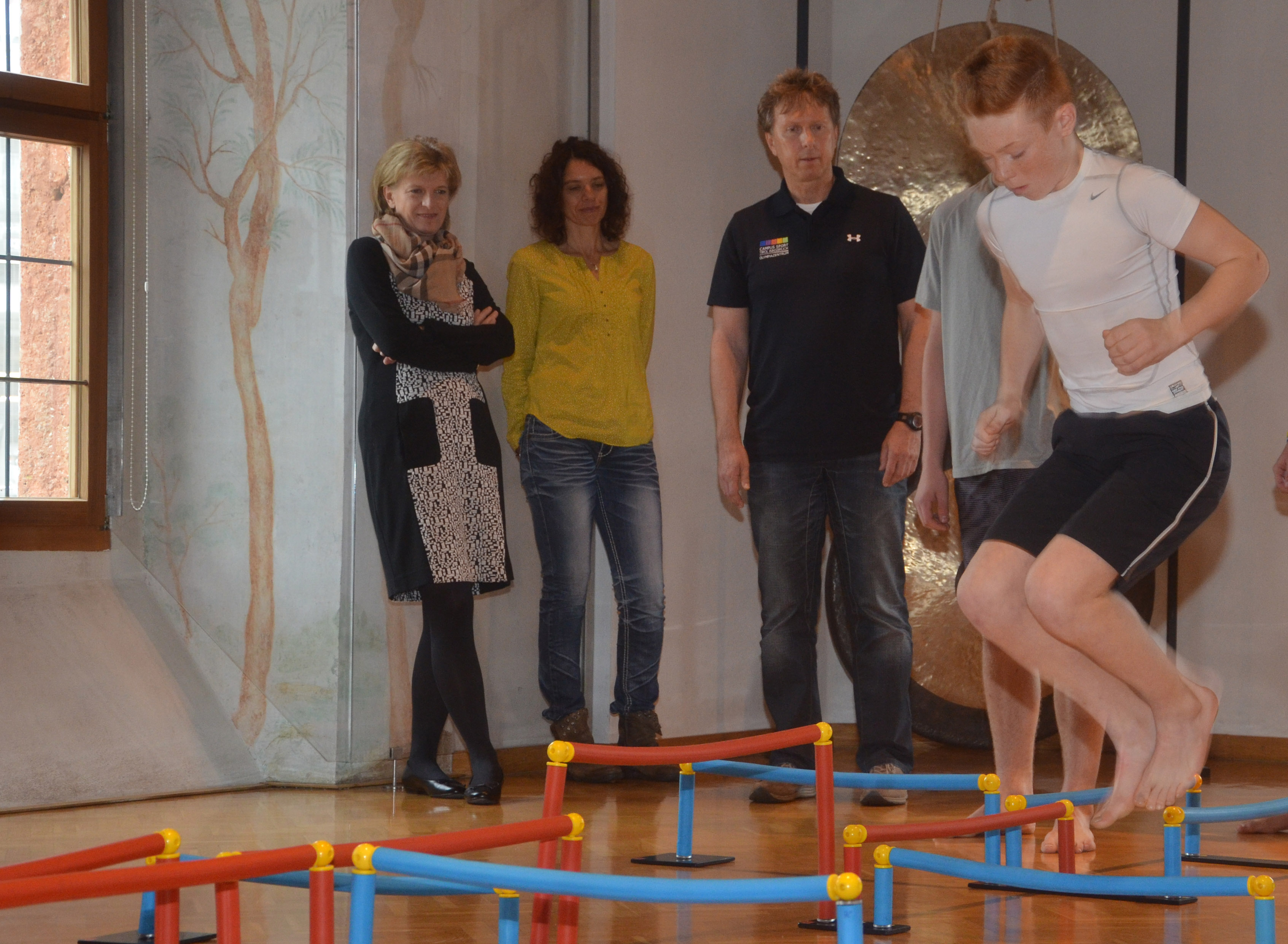 Bürgermeisterin Christine Oppitz-Plörer (Hintergrund) schaute den jungen SportlerInnen bei der Sprungübung ganz genau auf die Füße.