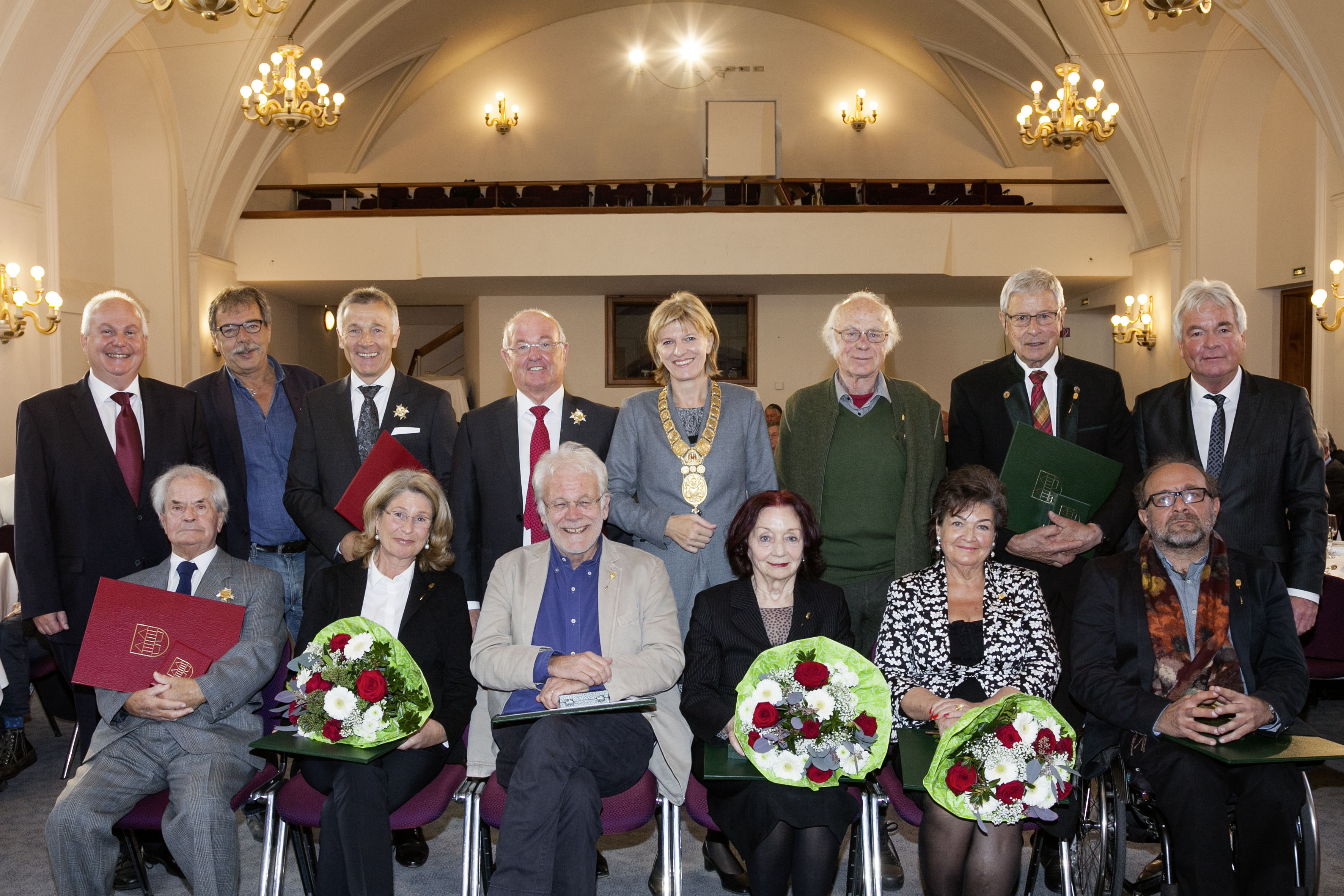 Bürgermeisterin Christine Oppitz-Plörer (M) sowie die Stadträte Andreas Wanker (1.v.l. hinten), Gerhard Fritz (2.v.l. hinten) und Ernst Pechlaner (1.v.r. hinten) gratulierten den Verdienstkreuz- und SozialehrenzeichenträgerInnen.