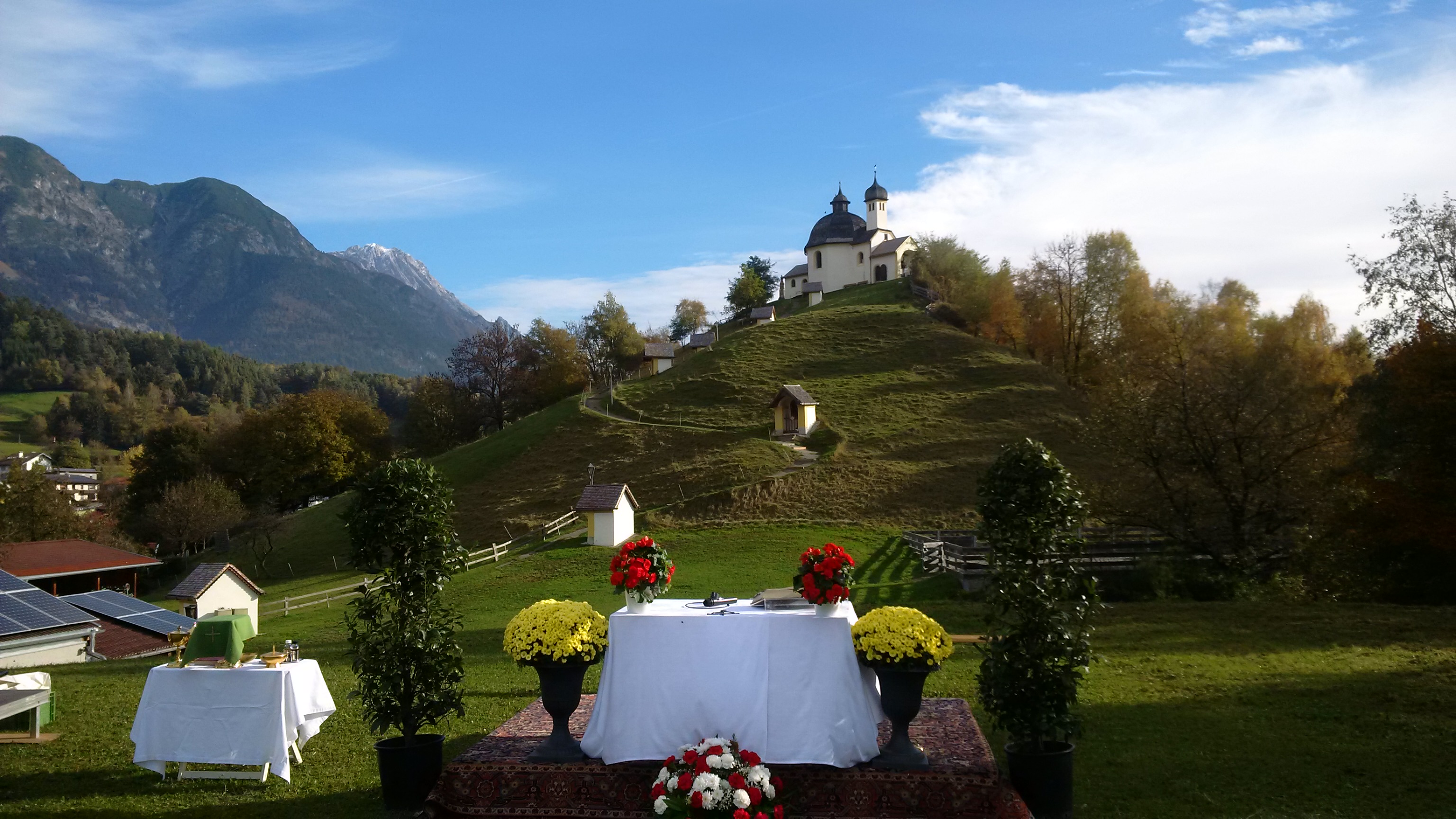 Bürgermeisterin Christine Oppitz-Plörer und Vizebürgermeister Christoph Kaufmann besuchten die Festmesse mit Bischof Manfred Scheuer anlässlich 350 Jahre Kalvarienberg in Arzl.  Die neu restaurierte Kapellen strahlten mit der Sonne um die Wette und alle Beteiligten genossen den aussergewöhnlichen Herbsttag. 
Am Samstag fand im Vereinsheim Arzl die Ausstellung der KünstlerInnen Patrizia Karg, Walter Pröller und Harry Pletzer zum Thema 350 Jahre Kalvarienberg  statt. Vor der Ausstellung wurde von der Musikkapelle Arzl und der Speckbacher Schützenkompanie Rum der Tiroler Zapfenstreich zelebriert. Unter den zahlreichen Gästen waren auch Vizebürgermeister Christoph Kaufmann, Gemeinderätin Herlinde Keuschnigg und Gemeinderat Franz Hitzl anwesend.