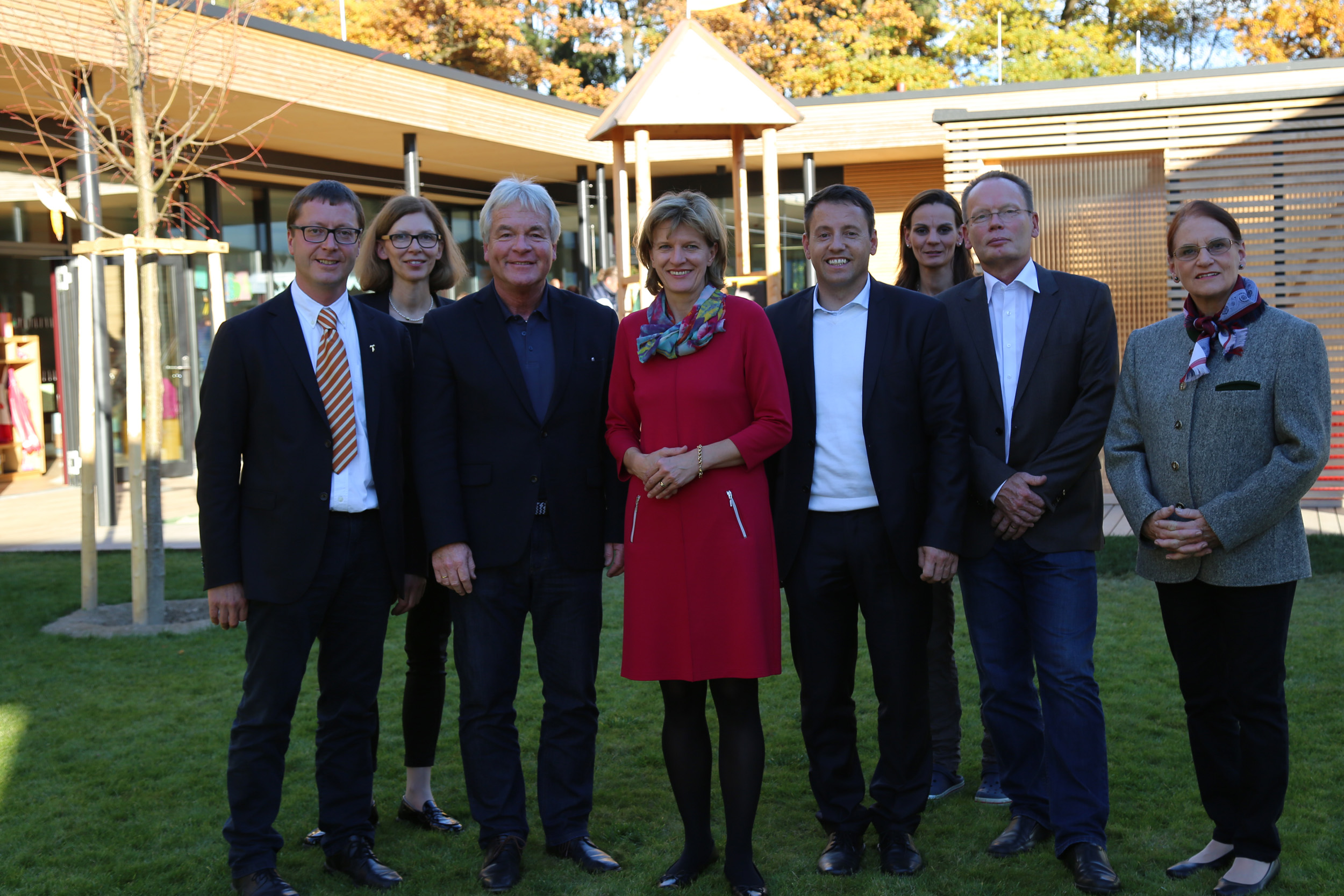 Bei der feierlichen Eröffnung des 28. städtischen Kindergartens in Kranebitten (v.l.): Pfarrer Franz Trojer, Amtsleiterin Martina Zabernig (Kinder- und Jugendbetreuung), Stadtrat Ernst Pechlaner, Bürgermeisterin Christine Oppitz-Plörer, IIG-GF Franz Danler, Kindergartenleiterin Alexandra Strobl, Architekt Helmut Reitter und Hildegard Auer (Initiative Lebensraum Kranebitten).