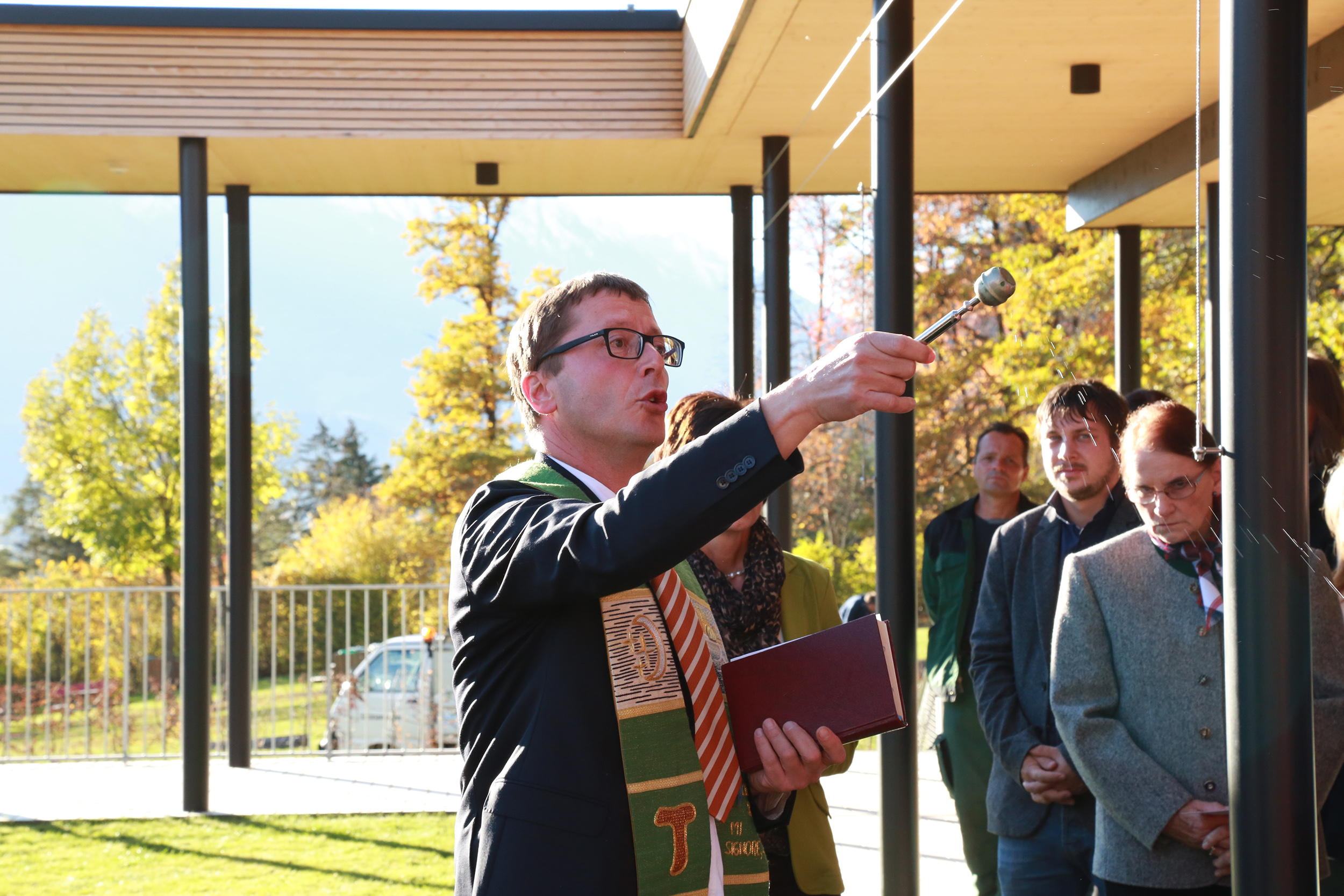 Pfarrer Franz Trojer segnete den neu errichteten Kindergarten.
