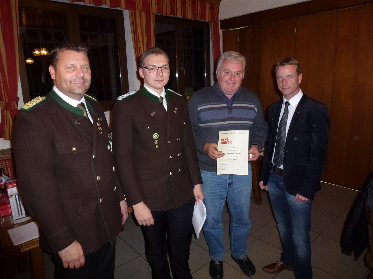 Die Schützengilde Reichenau veranstaltete vom 27. bis 31. Oktober die Innsbrucker Stadtmeisterschaft des Bezirkbundes Innsbruck. Sportreferent und Vizebürgermeister Christoph Kaufmann ließ es sich nicht nehmen persönlich die Siegerehrung‎ mit mit Obmann und Oberschützenmeister Harald Gutsch und Bezirksoberschützenmeister Joachim Steinlechner durchzuführen.