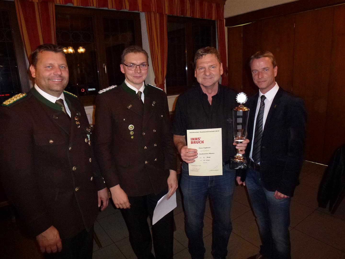 Die Schützengilde Reichenau veranstaltete vom 27. bis 31. Oktober die Innsbrucker Stadtmeisterschaft des Bezirkbundes Innsbruck. Sportreferent und Vizebürgermeister Christoph Kaufmann ließ es sich nicht nehmen persönlich die Siegerehrung‎ mit mit Obmann und Oberschützenmeister Harald Gutsch und Bezirksoberschützenmeister Joachim Steinlechner durchzuführen.