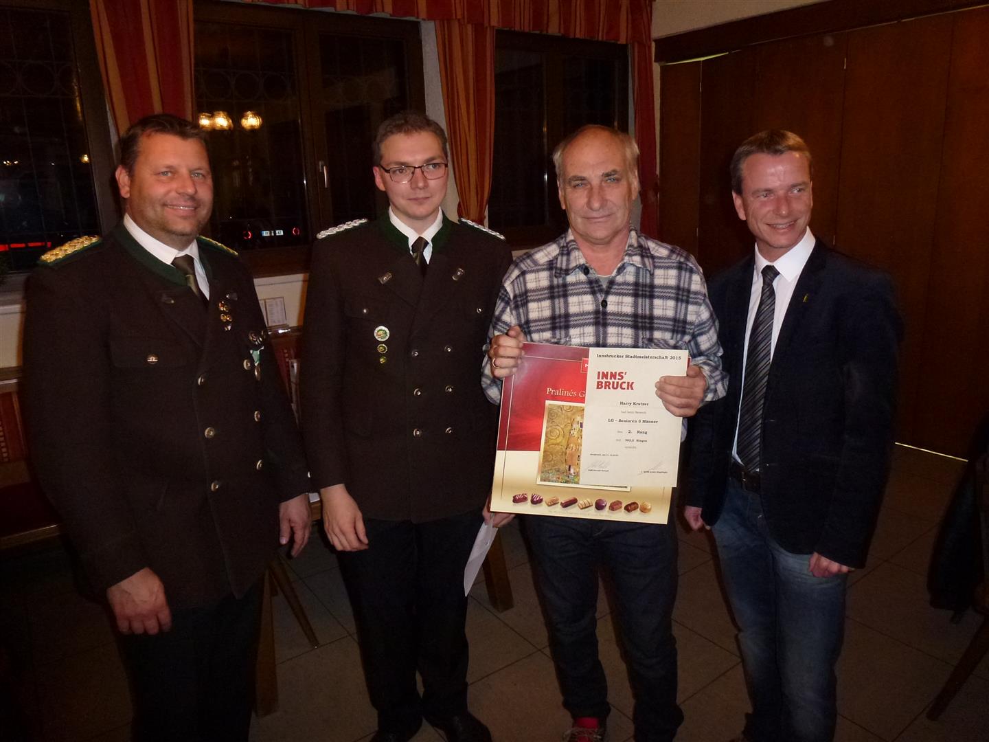 Die Schützengilde Reichenau veranstaltete vom 27. bis 31. Oktober die Innsbrucker Stadtmeisterschaft des Bezirkbundes Innsbruck. Sportreferent und Vizebürgermeister Christoph Kaufmann ließ es sich nicht nehmen persönlich die Siegerehrung‎ mit mit Obmann und Oberschützenmeister Harald Gutsch und Bezirksoberschützenmeister Joachim Steinlechner durchzuführen.