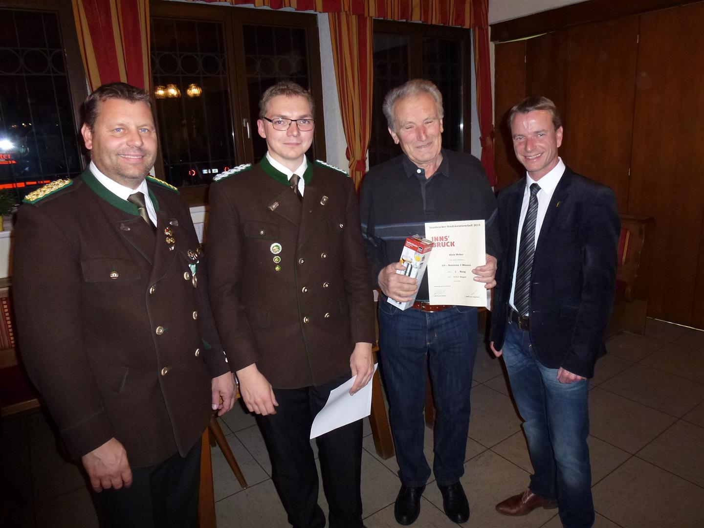 Die Schützengilde Reichenau veranstaltete vom 27. bis 31. Oktober die Innsbrucker Stadtmeisterschaft des Bezirkbundes Innsbruck. Sportreferent und Vizebürgermeister Christoph Kaufmann ließ es sich nicht nehmen persönlich die Siegerehrung‎ mit mit Obmann und Oberschützenmeister Harald Gutsch und Bezirksoberschützenmeister Joachim Steinlechner durchzuführen.