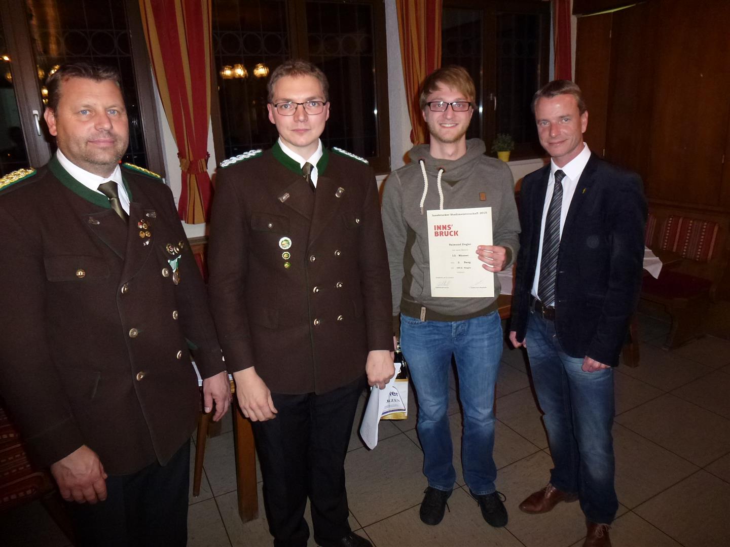 Die Schützengilde Reichenau veranstaltete vom 27. bis 31. Oktober die Innsbrucker Stadtmeisterschaft des Bezirkbundes Innsbruck. Sportreferent und Vizebürgermeister Christoph Kaufmann ließ es sich nicht nehmen persönlich die Siegerehrung‎ mit mit Obmann und Oberschützenmeister Harald Gutsch und Bezirksoberschützenmeister Joachim Steinlechner durchzuführen.