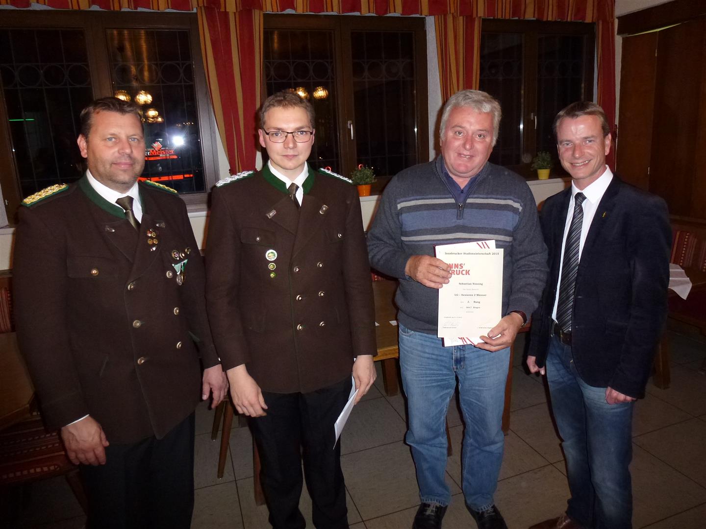 Die Schützengilde Reichenau veranstaltete vom 27. bis 31. Oktober die Innsbrucker Stadtmeisterschaft des Bezirkbundes Innsbruck. Sportreferent und Vizebürgermeister Christoph Kaufmann ließ es sich nicht nehmen persönlich die Siegerehrung‎ mit mit Obmann und Oberschützenmeister Harald Gutsch und Bezirksoberschützenmeister Joachim Steinlechner durchzuführen.