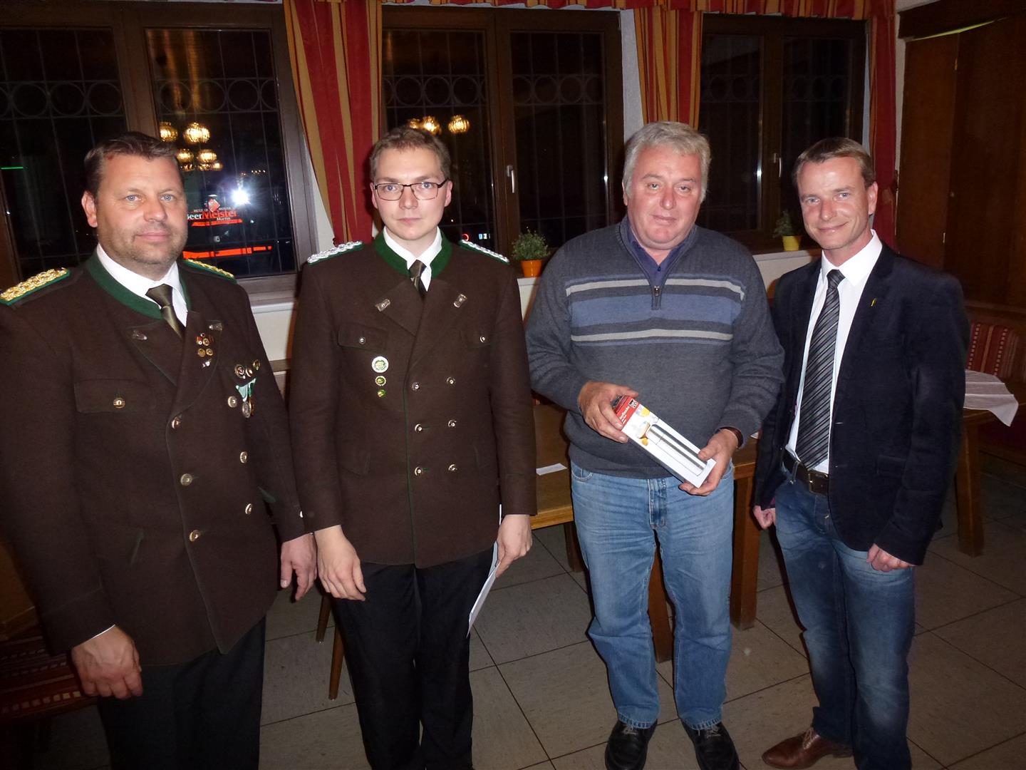 Die Schützengilde Reichenau veranstaltete vom 27. bis 31. Oktober die Innsbrucker Stadtmeisterschaft des Bezirkbundes Innsbruck. Sportreferent und Vizebürgermeister Christoph Kaufmann ließ es sich nicht nehmen persönlich die Siegerehrung‎ mit mit Obmann und Oberschützenmeister Harald Gutsch und Bezirksoberschützenmeister Joachim Steinlechner durchzuführen.