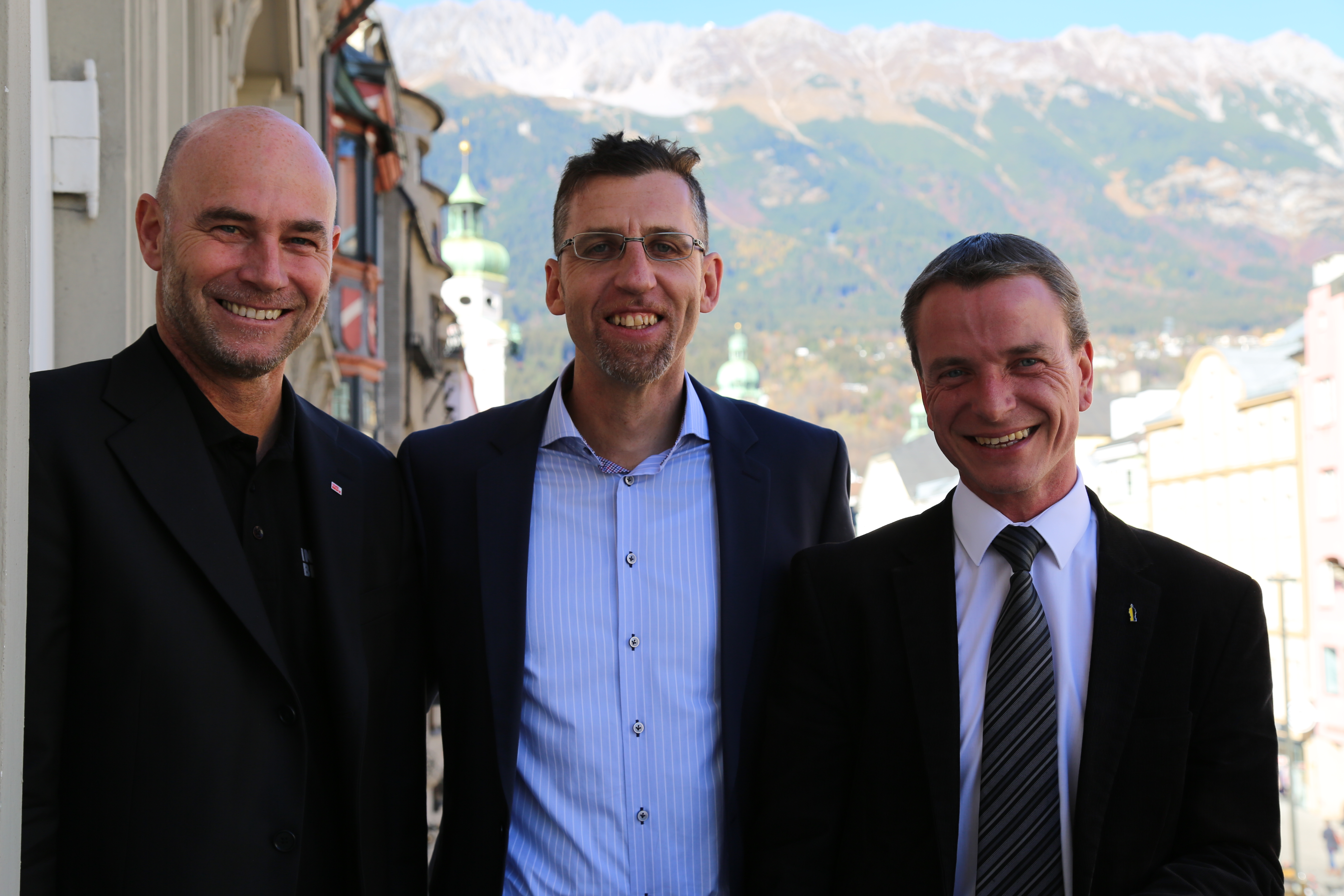 Der General Manager des FC Wacker Innsbruck, Alfred Hörtnagl (Mitte), war zu Besuch im Rathaus bei Sportreferent und Vizebürgermeister Christoph Kaufmann und Sportamtsleiter Romuald Niescher.