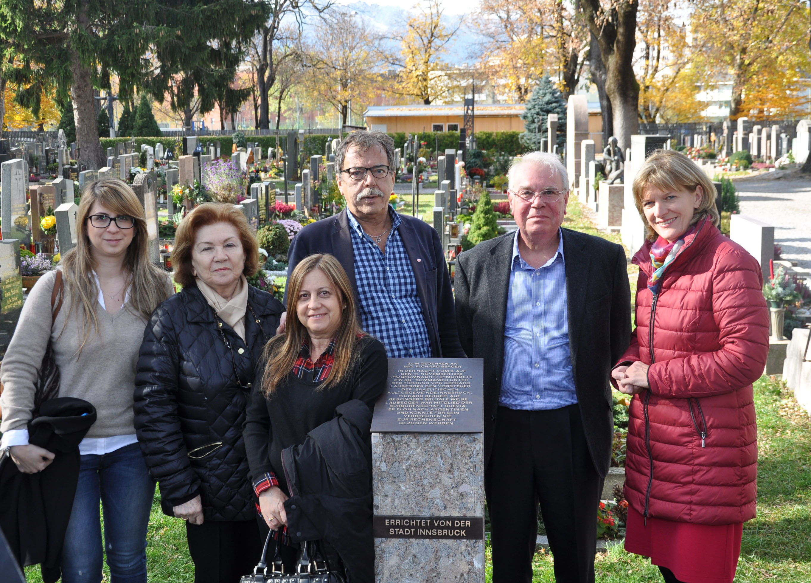 Bürgermeisterin Christine Oppitz-Plörer (r.), Stadtrat Gerhard Fritz (3.v.r.), Präsidentin der Israelitischen Kultusgemeinde Esther Fritsch (2.v.l.) sowie die Nachkommen Ber-gers zeigten sich erfreut über die neue Stele.