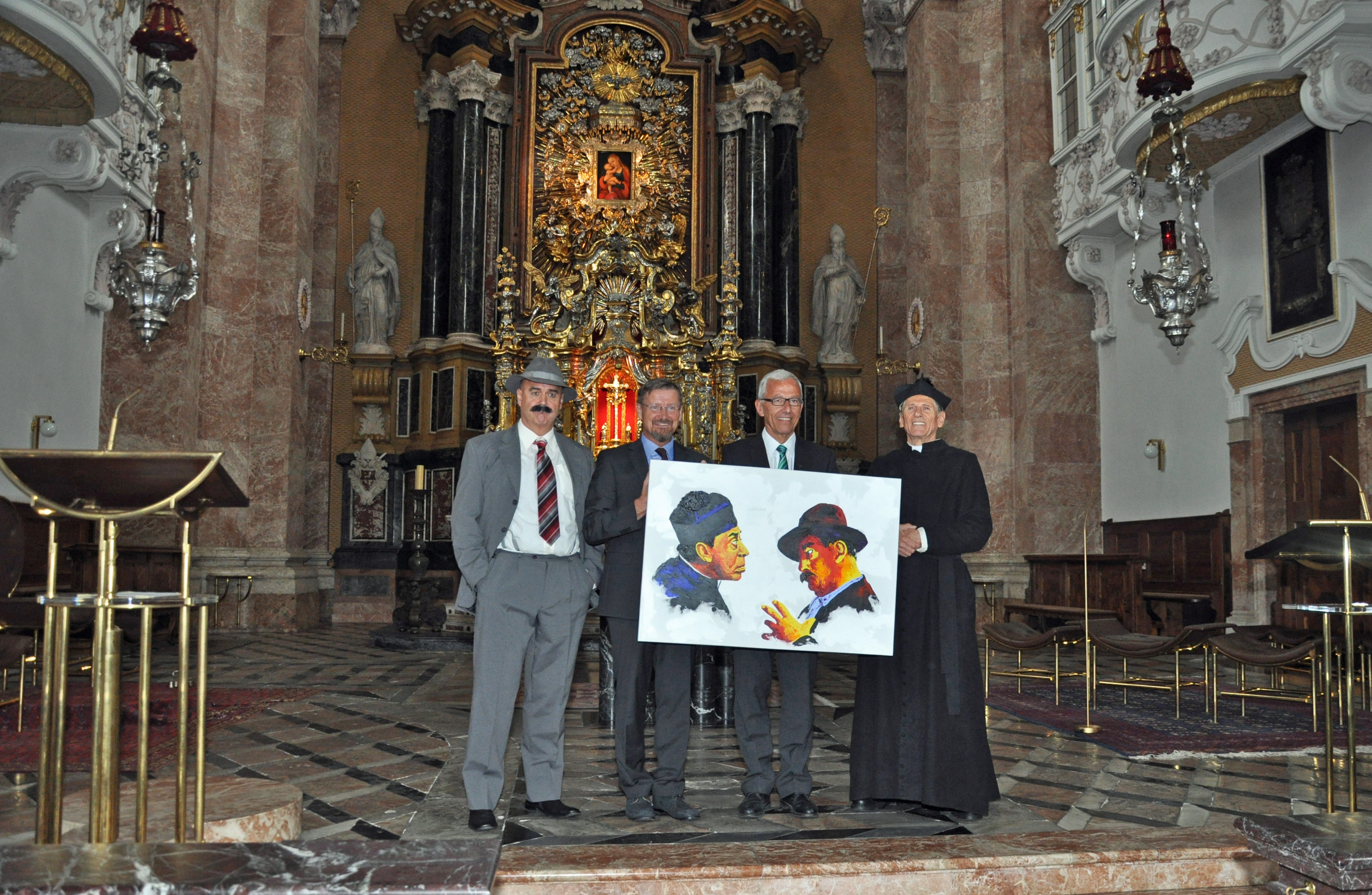 Einen Vorgeschmack auf "Don Camillo und Peppone" gaben (v. l.) Werner Frank (Peppone), Tony Obergantschnig (Initiator und Organisator), Propst Florian Huber und Peppi Pittl (Regisseur und "Don Camillo") im Innsbrucker Dom.