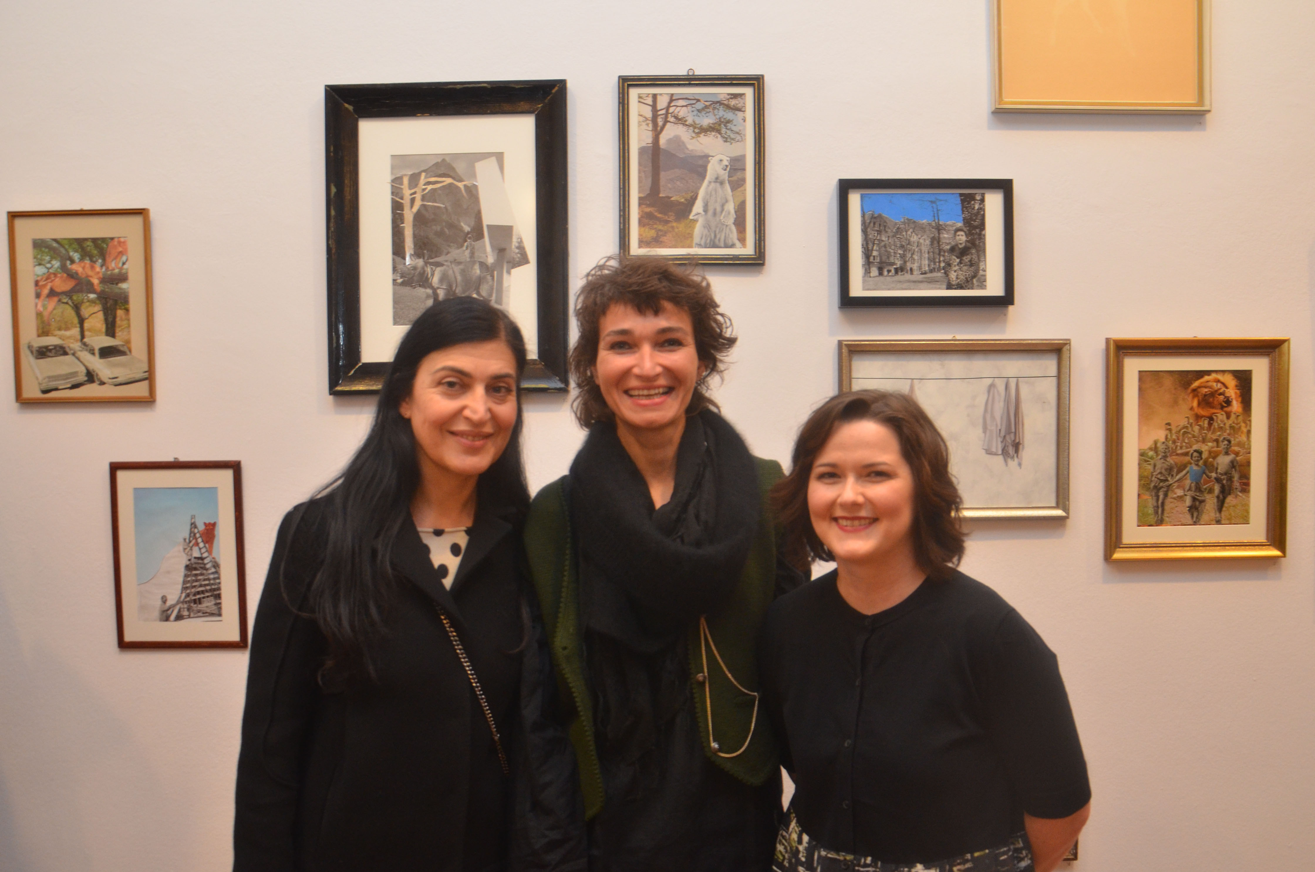 Künstlerin Kata Hinterlechner (M.) gemeinsam mit Gemeinderätin Patrizia Moser (l.) und Natalie Pedevilla (Referatsleitung Bildende Kunst und Kulturprojekte, r.) bei der Eröffnung der Ausstellung „I killed Bambi“ in der Andechsgalerie.
