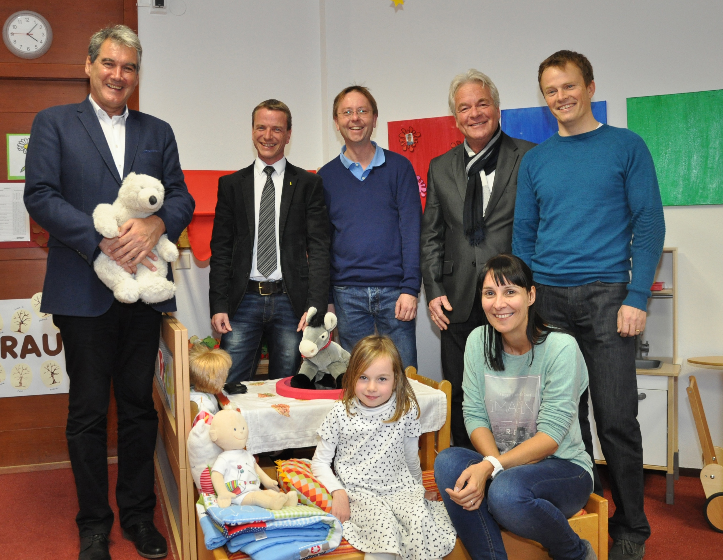 Vizebürgermeister Christoph Kaufmann (2.v.l.) und Stadtrat Ernst Pechlaner (2.v.r.) statteten gemeinsam mit Caritasdirektor Georg Schärmer (1.v.l.) dem Kindergarten in der Pfarre St. Primin einen Besuch ab. Dort wurden sie von Pfarrer Paul Kneußl (M.), Pastoralassistent Bernd Zeidler (1.v.r.), Kindergartenleiterin Birgit Bacher (vorne r.) sowie Kindergartenkind Lena willkommen geheißen.