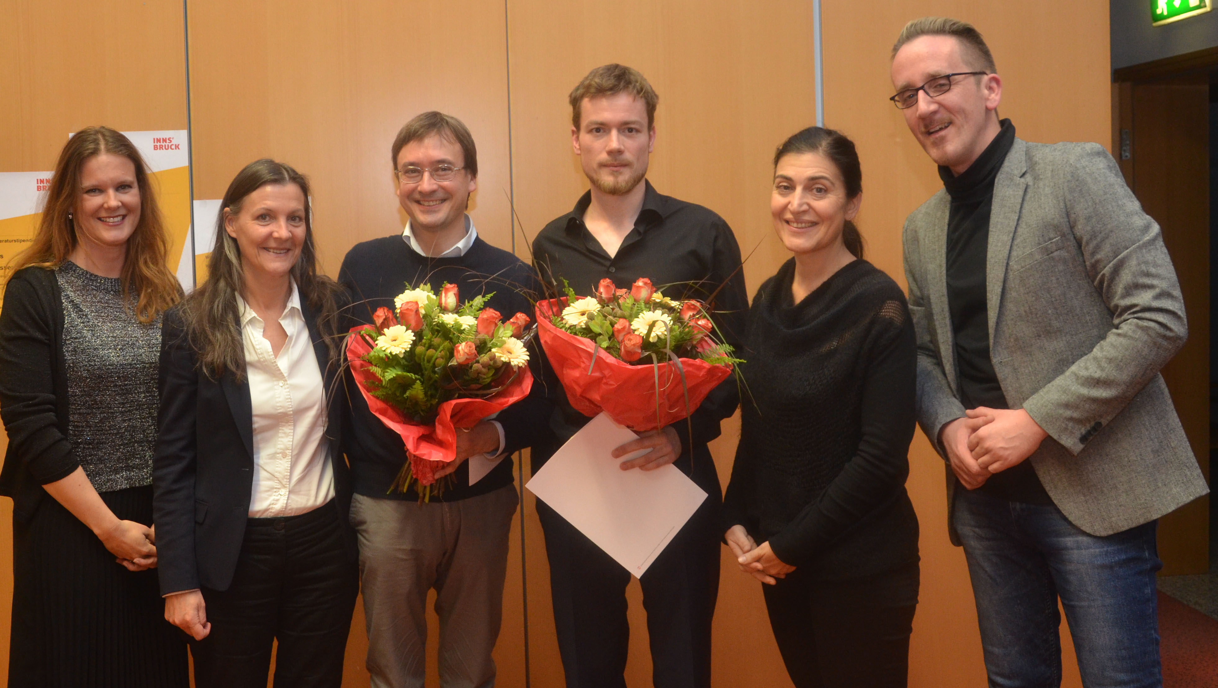 Verleihung der Hilde Zach Literaturstipendien: Jurymitglied Irene Girkinger, Kulturamtsleiterin Maria-Luise Mayr, die Obfrau des Kulturausschusses Dr.in Patrizia Moser sowie Markus Jäger von der Innsbrucker Stadtbücherei freuten sich mit den Preisträgern Händl Klaus und Robert Prosser (Mitte)