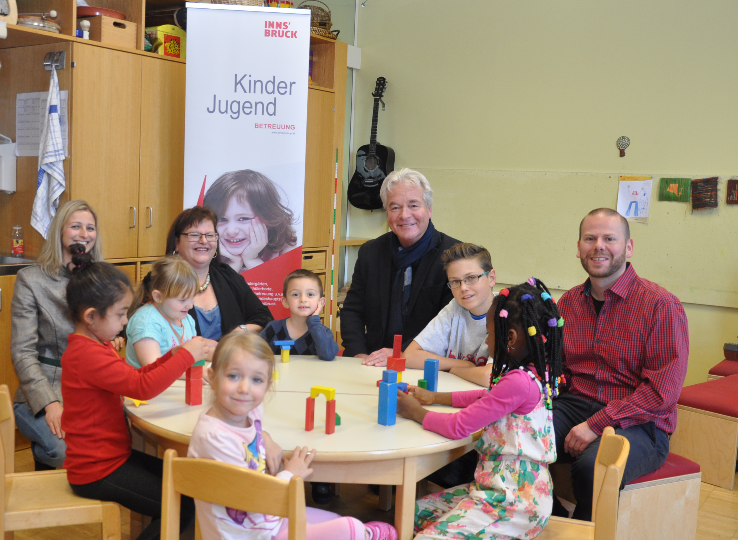 David Haas (2.v.r.hinten) aus der NMS Rum schnupperte am Boys‘ Day im Kindergarten im O-Dorf. Ida Jungmann (Referatsleitung Pädagogische Beratung und Entwicklung, 1.v.l.), Kindergartenleiterin Renate Schwarz (2.v.l.), Bildungsstadtrat Ernst Pechlaner (Mitte) sowie Organisator Gotthard Bertsch besuchten schauten ebenfalls vorbei.
