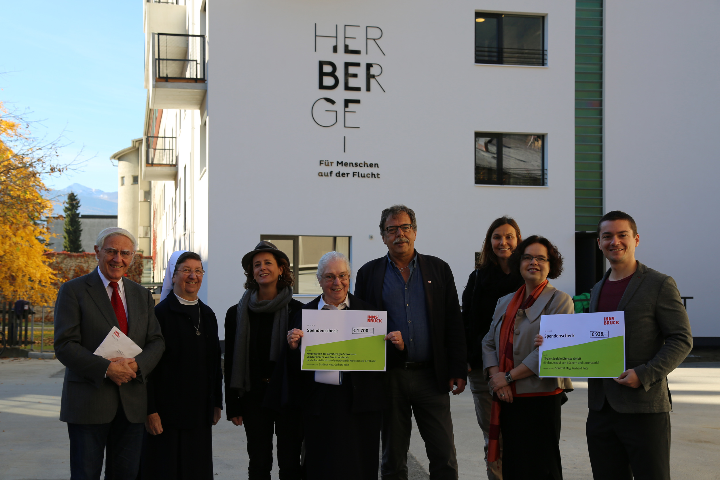 Bei der offiziellen Scheckübergabe:( v.l.n.r) Max Holzhammer (wirtschaftlicher Leiter der Herberge), Sr. Pia Regina (Provinzvikarin), Architektin der Herberge Barbara Poberschnigg, Sr. Johanna Maria (Provinzoberin), Stadtrat Gerhard Fritz, Nicola Köfler (Integrationsbeauftragte der Stadt), Elisabeth Anker (Leiterin Haus der Begegnung) und Florian Stolz (Tiroler Soziale Dienste)