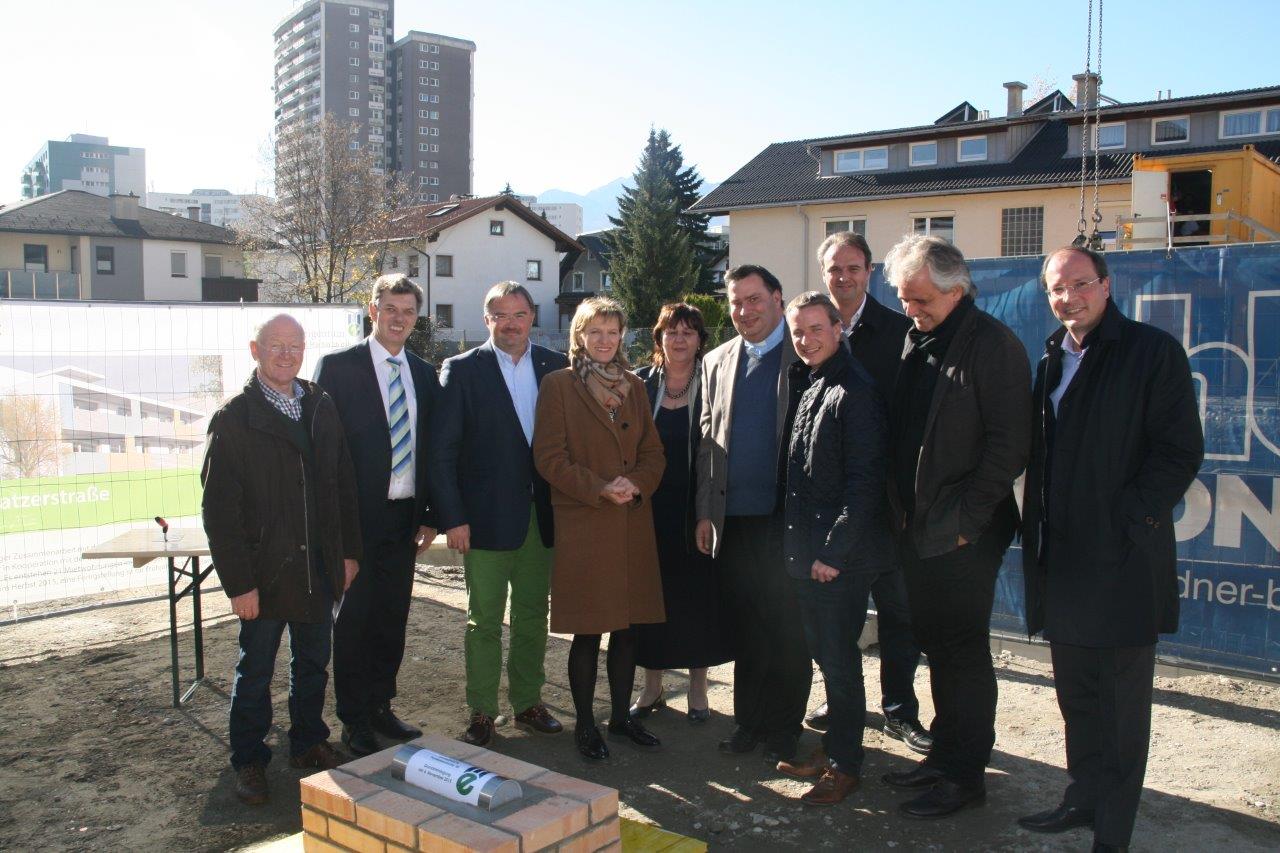 Am 06.11.2015 fand die Grundsteinlegung zum Wohnbauprojekt Pontlatzer Straße 38 im Olympischen Dorf der Wohnungseigentum - Tiroler gemeinnützige WohnbaugmbH statt.
Aus dem Planungswettbewerb, welcher in Zusammenarbeit mit der Innsbrucker Stadtplanung durchgeführt wurde, ging als Sieger das Projekt des Innsbrucker Architekten Hanno Vogl-Fernheim hervor. Die Mietwohnanlage wird zur Gänze objektgefördert, wobei die Stadt Innsbruck das alleinige Vergaberecht für alle 21 Wohnungen innehat. Der Wohnungsmix beinhaltet 2-, 3- und 4-Zimmerwohnungen mit funktionellen Grundrissen, angelehnt an die zulässigen Nutzflächen der Tiroler Wohnbauförderung.