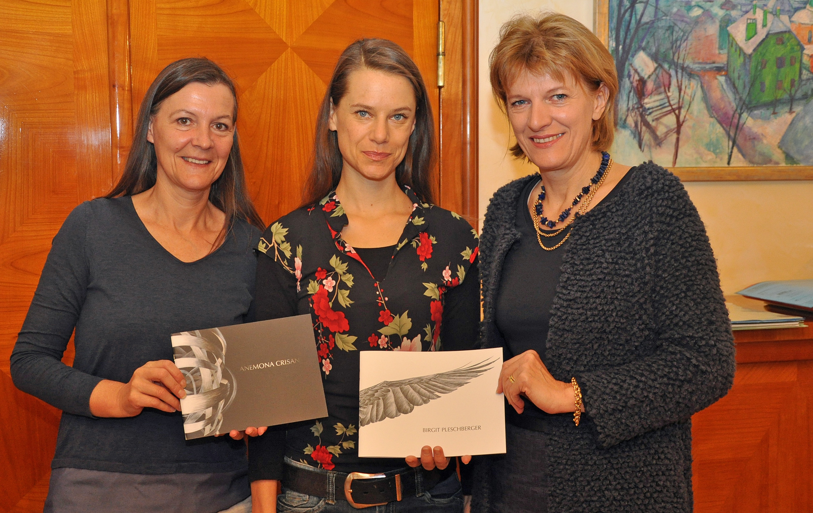 Seit 1995 sind Innsbruck und New Orleans städtepartnerschaftlich verbunden und seit 2000 wird auch ein Kunstaustausch gelebt. Jedes Jahr besuchen Kunststudierende der University of New Orleans Innsbruck und Tiroler KünstlerInnen der Andechsgalerie reisen in die Stadt am Mississippi. Heuer ist in der St. Claude Gallery in New Orleans bis zum 06. Dezember die Ausstellung „Intersecting Lines“ von Anemona Crisan und Birgit Pleschberger zu sehen. Um bei ihrem Baby zu sein, blieb Birgit Pleschberger heuer in Innsbruck und präsentierte Bürgermeisterin Mag.a Christine Oppitz-Plörer (r.) und Kulturamtsleiterin Maria-Luise Mayr (l.) den Ausstellungskatalog.