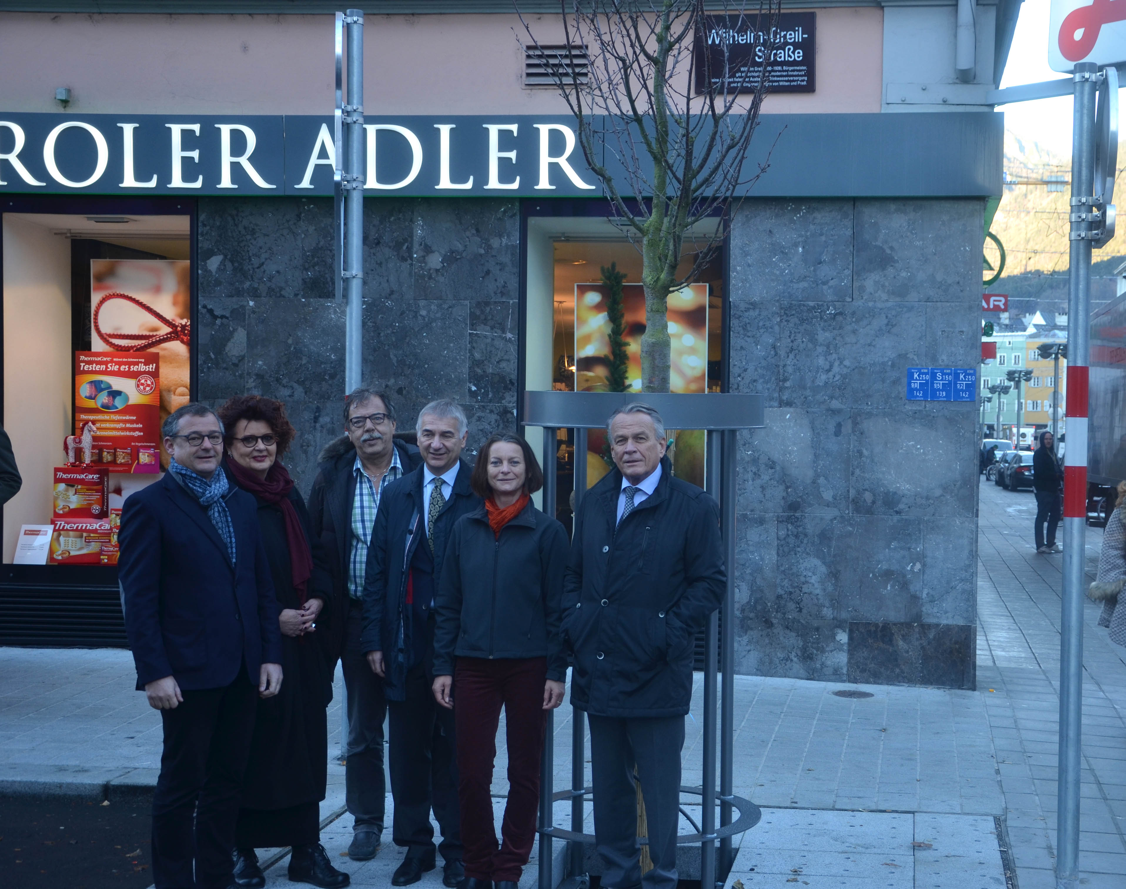 Die Freude über die neugepflanzten Bäume in der Wilhelm-Greil-Straße ist bei allen Beteiligten groß: (v.l.n.r.) Thomas Hudovernik (Obmann Innenstadtverein), Rolanda Wünsch (Innenstadtverein), Stadtrat Gerhard Fritz, Walter Zimmeter (Amtsleiter Tiefbau), Vizebürgermeisterin Sonja Pitscheider und IKB-Vorstand Harald Schneider.