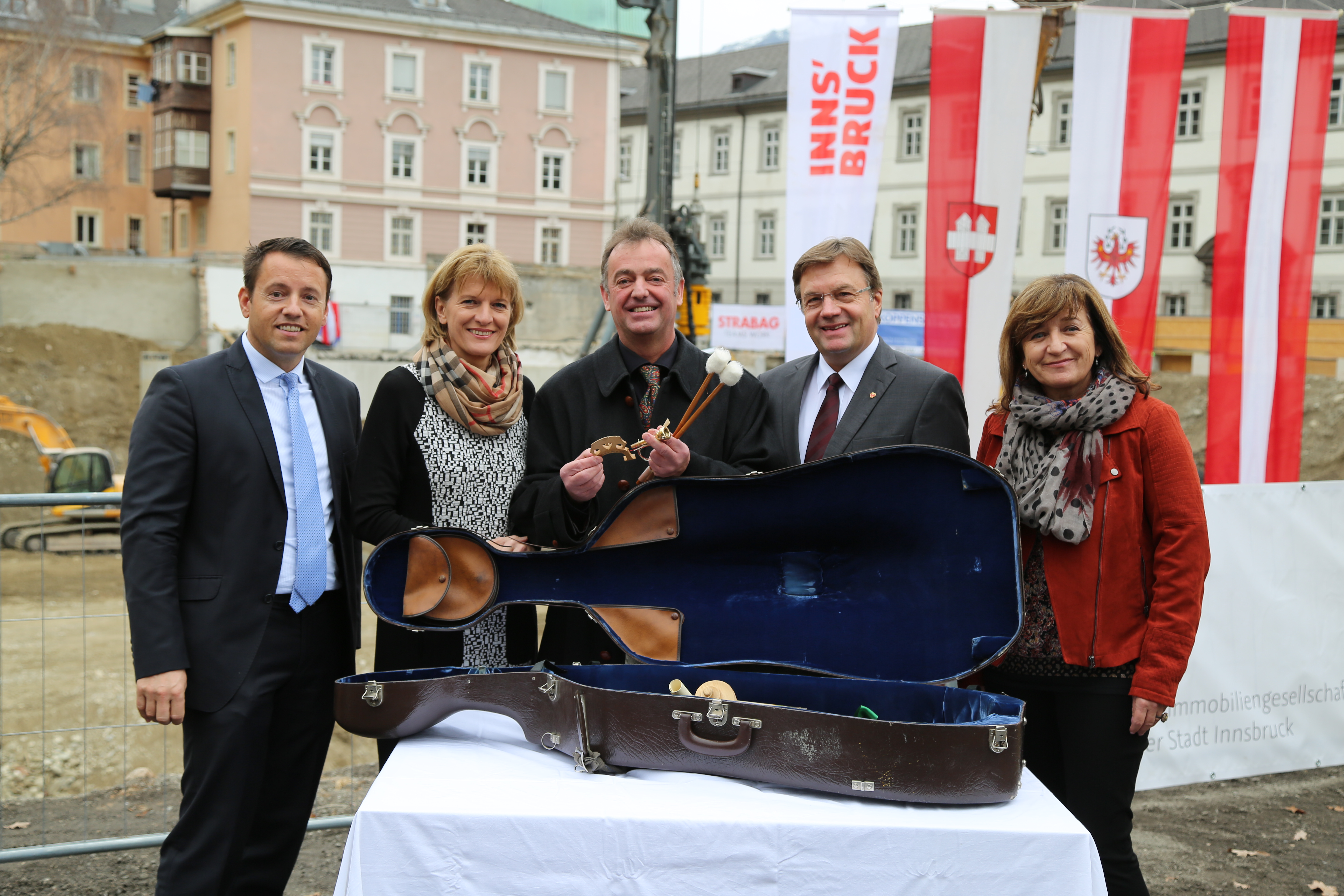 Alexander Rainer für das Tiroler Symphonieorcherster Innsbruck: "Das Tiroler Symphonieorchester Innsbruck übergibt Teile von Instrumenten für das Fundament des Hauses der Musik. Diese Teile stehen für die einzelnen Gruppen im Orchester: die Mundstücke für die Gruppe der Bläser, der Cellokasten für die StreicherInnen, die Schlegel für das Schlagwerk. So wie ein Orchester mehr ist als die Summe seiner Teile, soll auch dieses Haus der Musik mehr werden als die Summe seiner Teile, nämlich ein Resonanzraum unserer Fantasie zur Freude unseres Publikums."