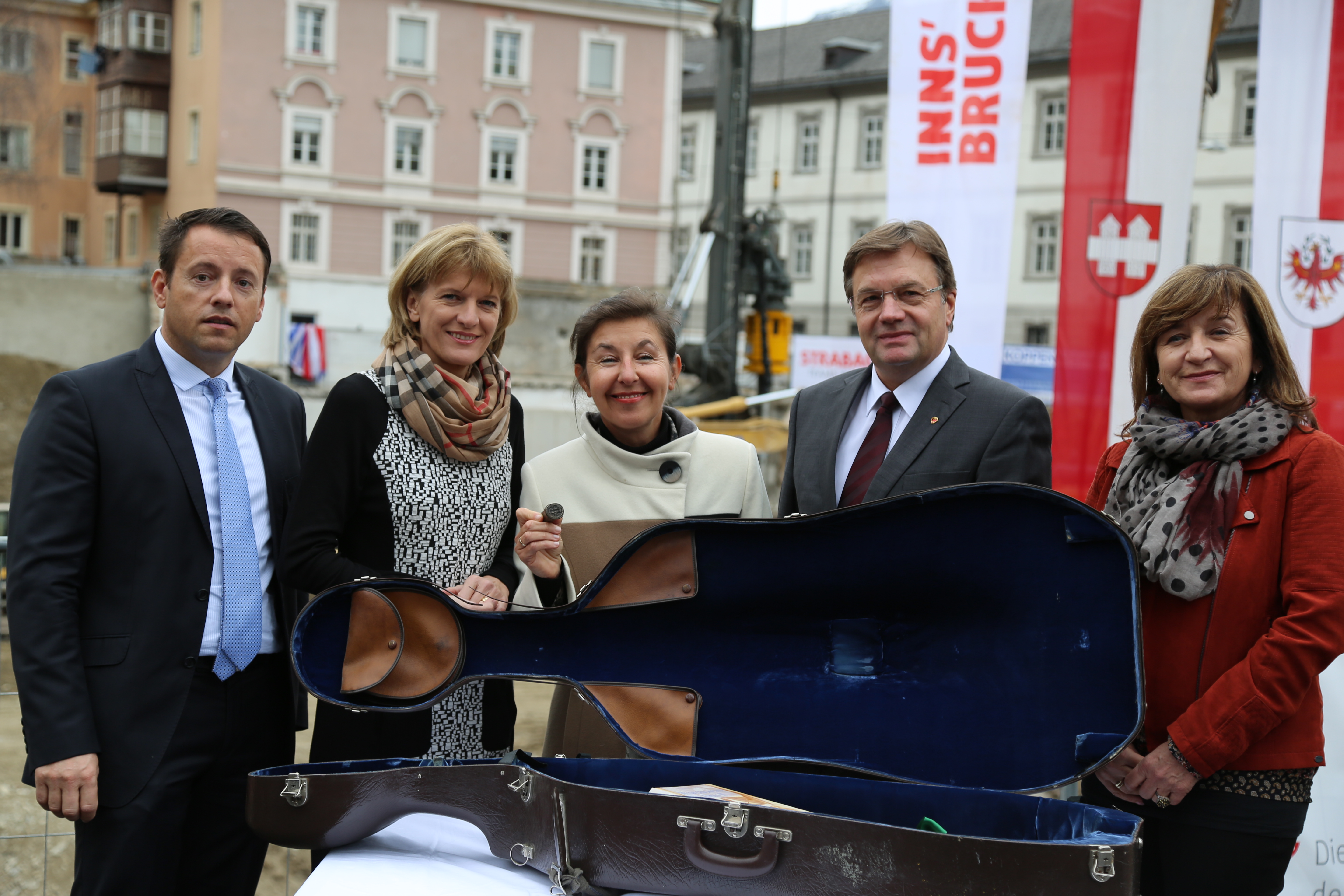 Monika Fink für die Leopold-Franzens-Universität Innsbruck: "Unser Siegel steht für die Kontinuität als Institution in der Tiroler Gesellschaft und es steht für die Qualität unserer Lehre und Forschung. Eine Universität ist Bewahrerin und Visionärin zugleich und das verbindet sie auch mit dem neuen Haus: Denn es ist ebenso Ort der Muse und Ausbildungsstätte. Es vereint Lehrende und Lernende, KünstlerInnen und Publikum, und eben auch BewahrerInnen und VisionärInnen unter einem Dach."