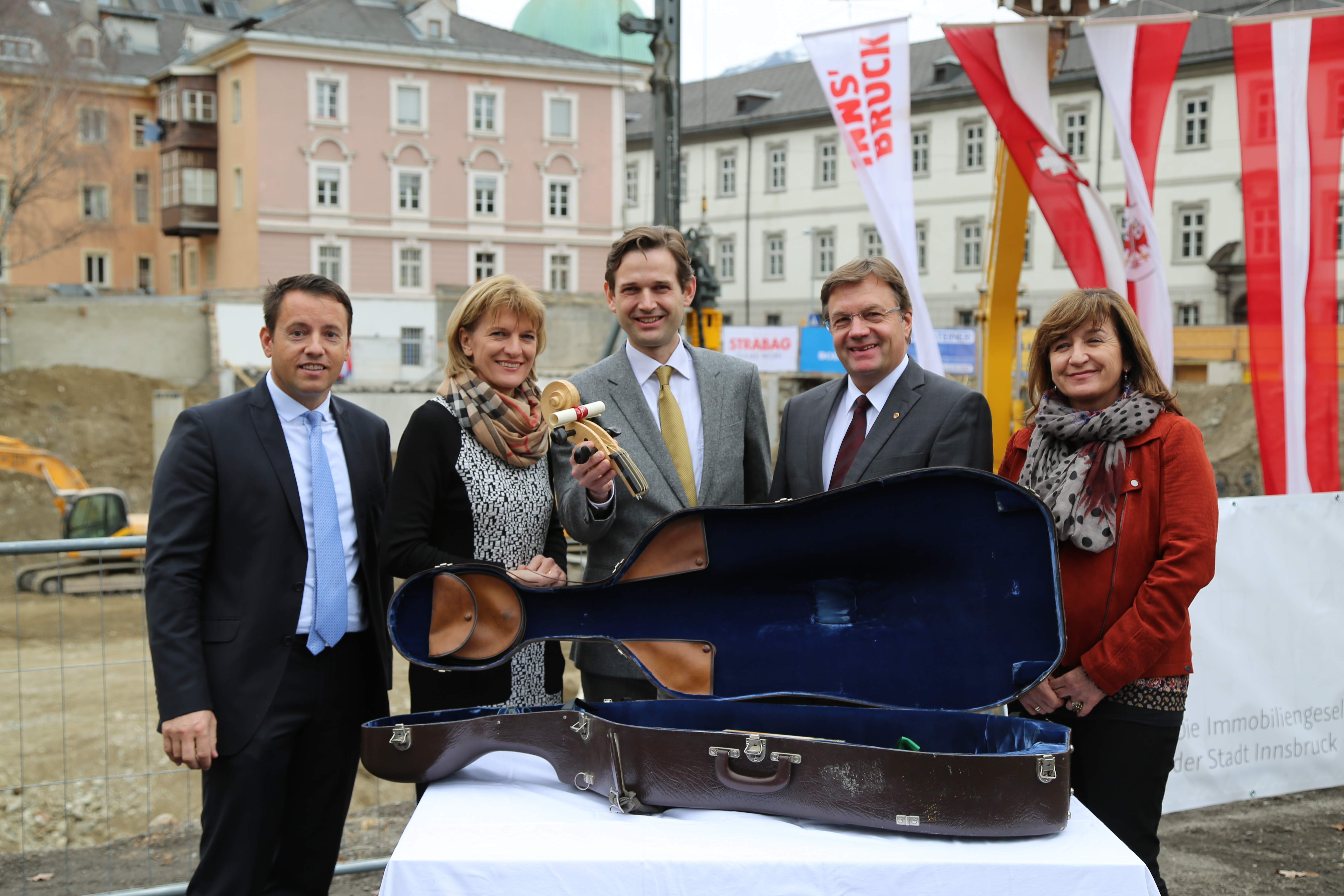 Markus Korselt für die Innsbrucker Festwochen der Alten Musik: "Die Viola da Gamba war das beherrschende Streichinstrument der Renaissance und des Frühbarock. Das Instrument ist auch seit dem ersten Konzert der Innsbrucker Festwochen der Alten Musik am 24. August 1976 oft zu hören gewesen und hat viel Geschichte und viele Geschichten der Musik vergangener Jahrhunderte erzählt."