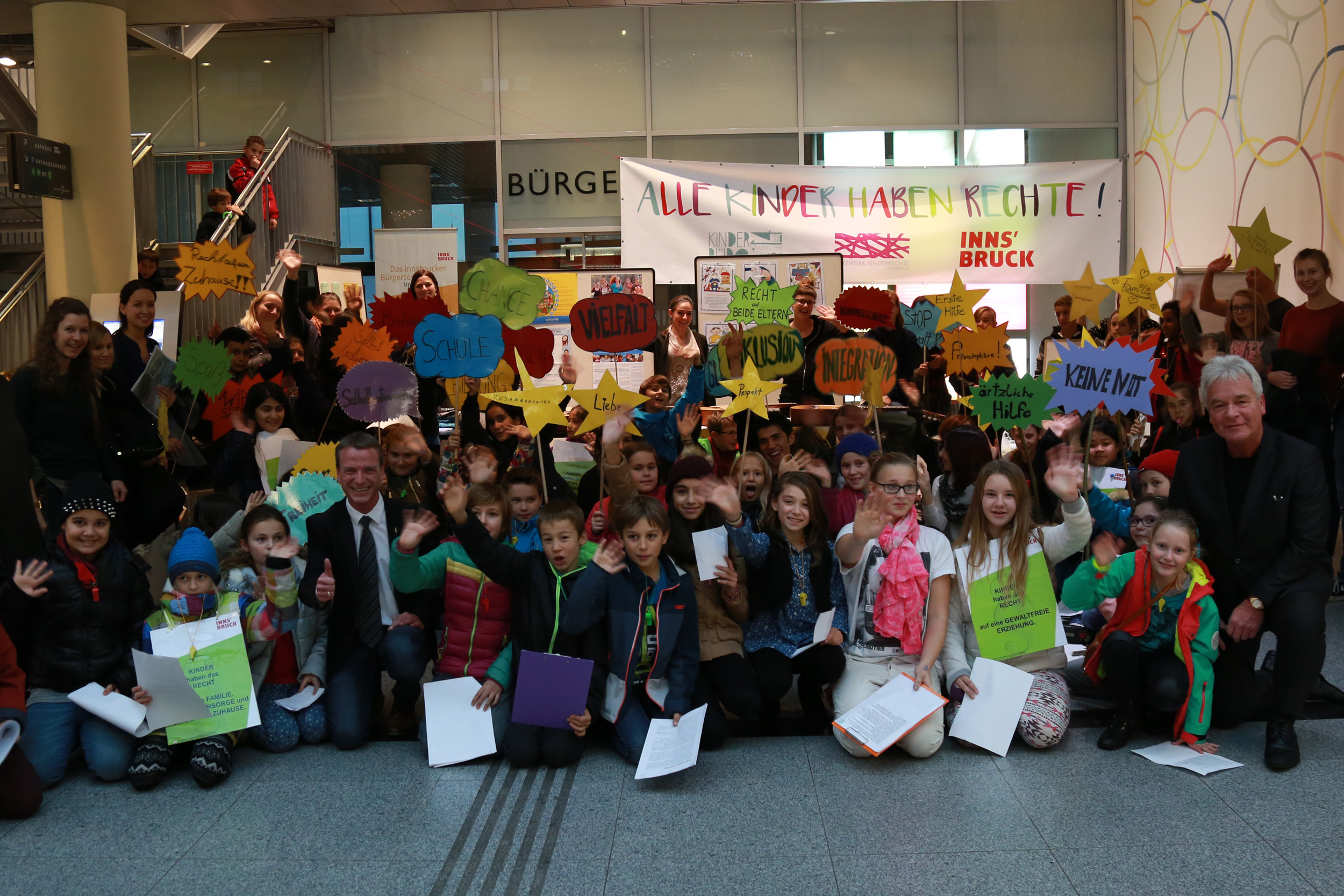Rund 50 Kinder feierten auf Initiative des Referates für Kinder- und Jugendförderung in Kooperation mit dem Kinder- und Jugendbüro Innsbruck den Internationalen Tag der Kinderrechte in den RathausGalerien. Vizebürgermeister Christoph Kaufmann (4.v.l.) und Stadtrat Ernst Pechlaner (1.v.r.) betonten die Wichtigkeit dieses Aktionstages, um auf die Rechte der Kinder aufmerksam zu machen.