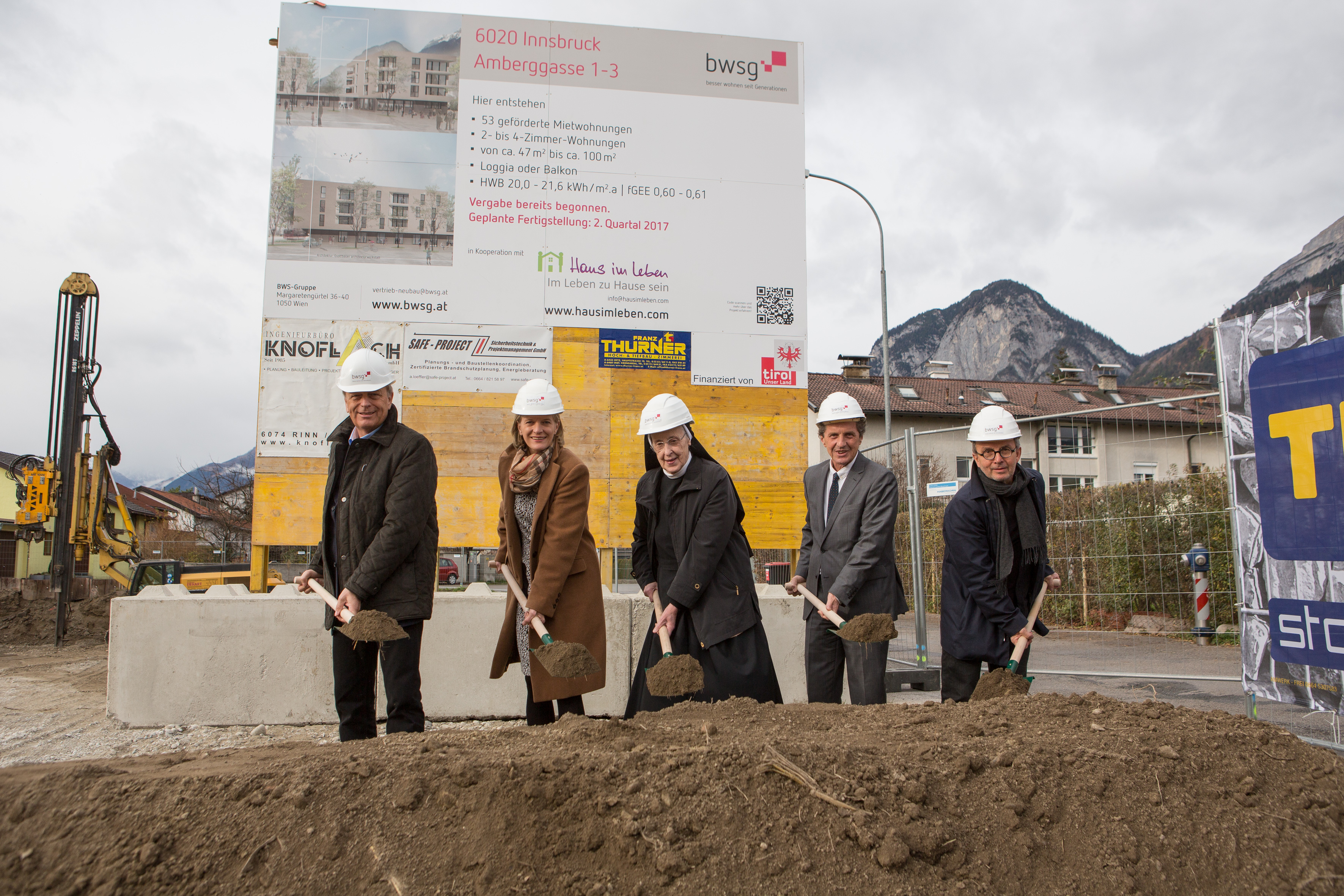 Im November begann der Bau von „Haus im Leben“ in der Höttinger Au in Innsbruck: Das Projekt im Geviert Fürstenweg, Amberggasse, Pirmingasse und Daneygasse, dessen Fertigstellung bis Mitte 2017 geplant ist, realisiert generationsübergreifendes, betreutes Wohnen und Leben auf einer Gesamtfläche von 5.000 Quadratmetern. Zur dörflichen Struktur zählen 53 Wohneinheiten sowie u. a. eine Hebammenpraxis, eine Kinderkrippe und ein Café.
Beim Spatenstich (v.l.): Wilhelm Haberzettl (Vorstandsvorsitzender BWSG), Bürgermeisterin Christine Oppitz-Plörer, Sr. Hildegard Wolf (Oberin Konvent der Ursulinen), Anton Stabentheiner (Haus im Leben), Architekt Manfred Gsottbauer