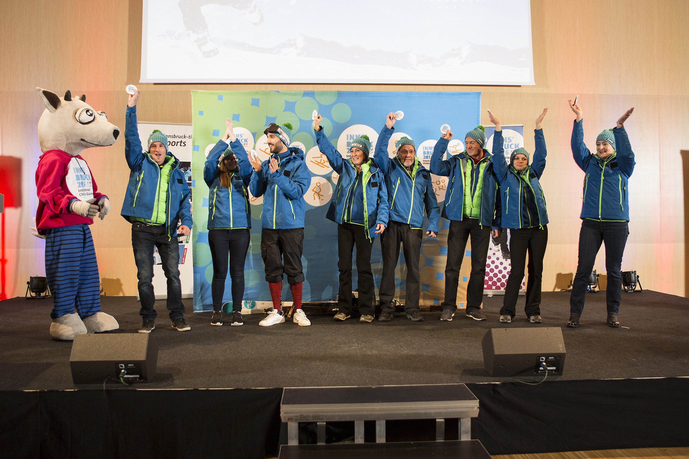 Die ICG 2016 Volunteers präsentierten beim Kick Off die neue Uniform des volunteer team tirol