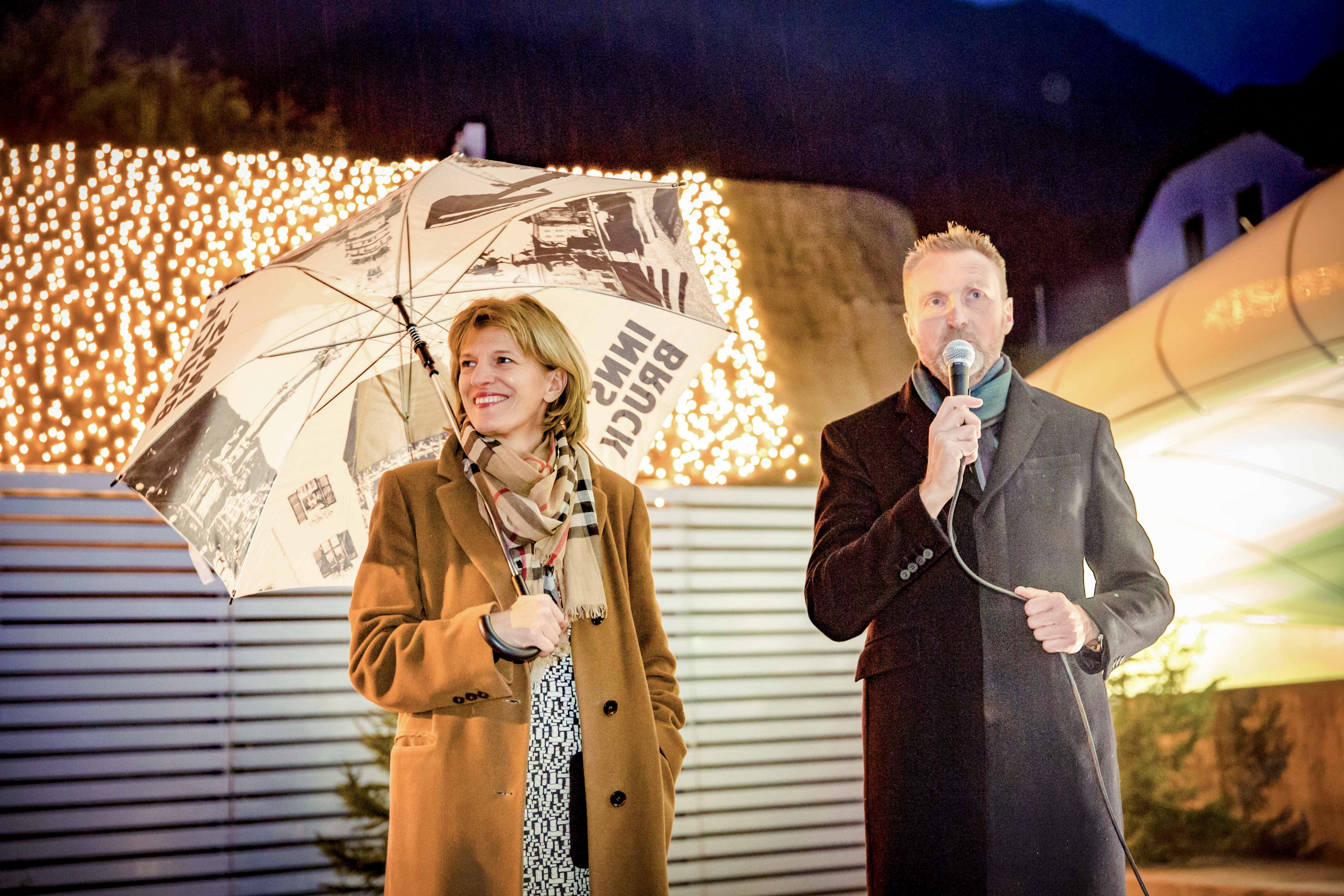 Am Freitag, 20. November, wurde der Panorama Christkindlmarkt auf der Hungerburg mit Stadtoberhaupt Christine Oppitz-Plörer und dem Geschäftsführer der Innsbrucker Nordkettenbahnen, Thomas Schroll, feierlich eröffnet. Erstmals kann der in neuem Glanz erstrahlte Markt täglich von 13:00 bis 19:00 Uhr bis einschließlich 20. Dezember besucht werden.
Innsbrucks Bürgermeisterin, die vom Haller Kinder- und Jugendchor, der die Feier gesanglich untermalte, sichtlich angetan war, zählte mit ihnen gemeinsam den Countdown zum Erleuchten des großen Weihnachtsbaumes und gab so offiziell den Startschuss zur Punsch- und Lebkuchen-Saison auf der Hungerburg.