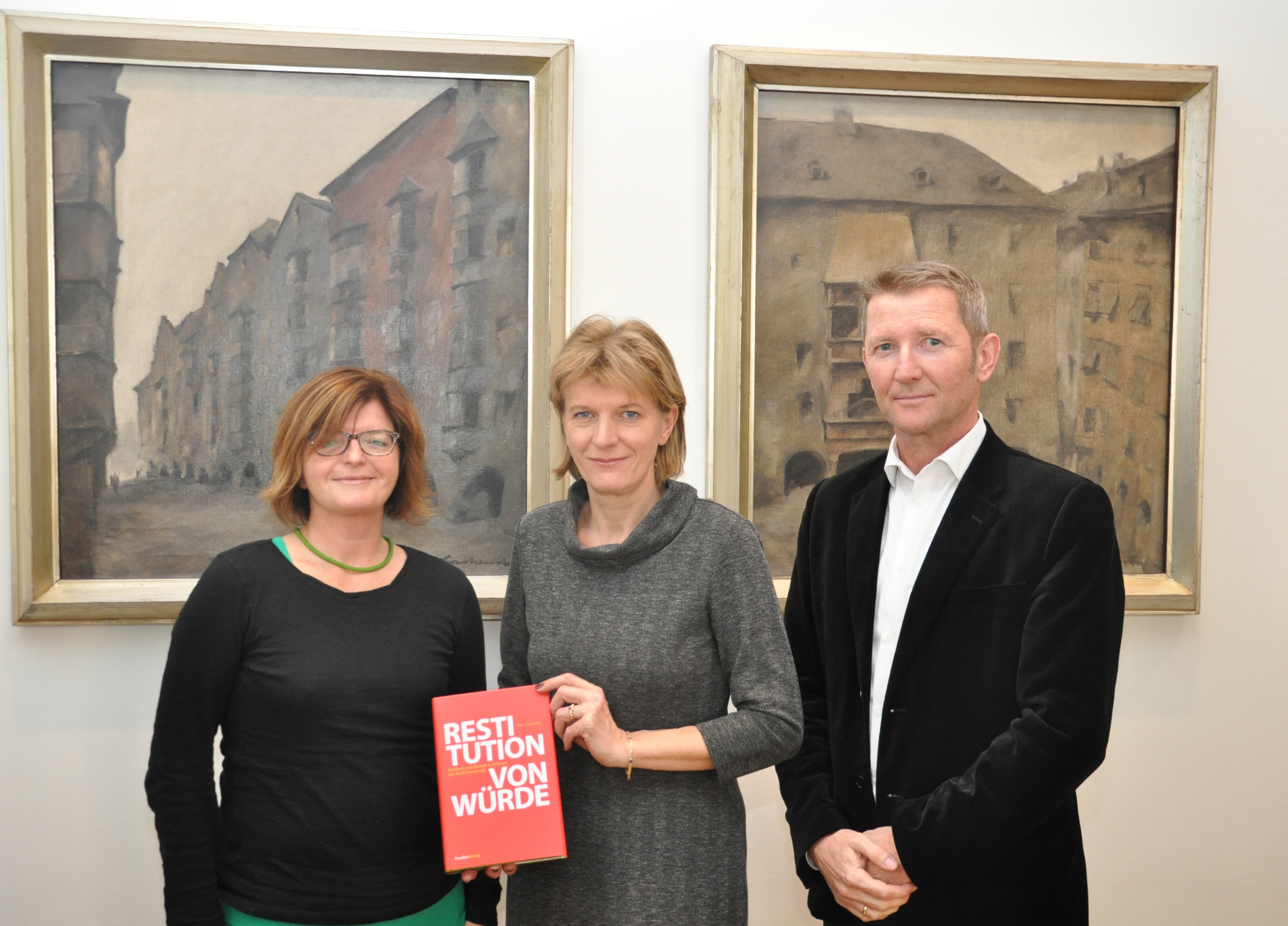 Bürgermeisterin Christine Oppitz-Plörer berichtete gemeinsam mit Magistratsdirektorstellvertreter Herbert Köfler (r.) und Irmgard Bibermann (Regisseurin des Theaterstückes, l.) über die historische Aufarbeitung der Heimerziehung in Innsbruck.