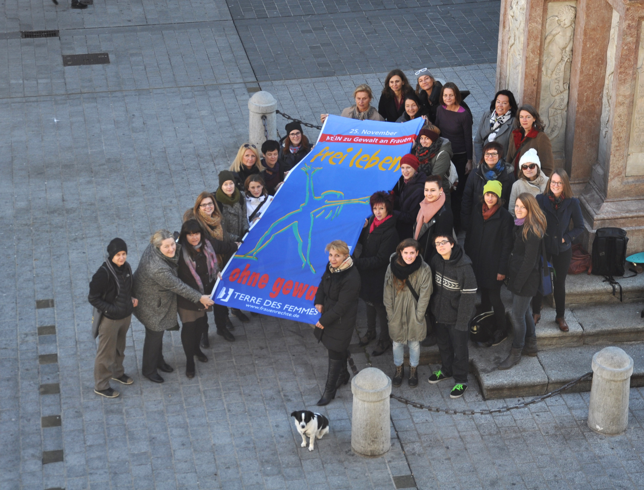 Mit der „Frei leben ohne Gewalt“-Flagge machten Vizebürgermeisterin Sonja Pitscheider, Gemeinderätinnen sowie VertreterInnen der Innsbrucker Frauenorganisationen heute auf den Internationalen Tag gegen Gewalt an Frauen aufmerksam.