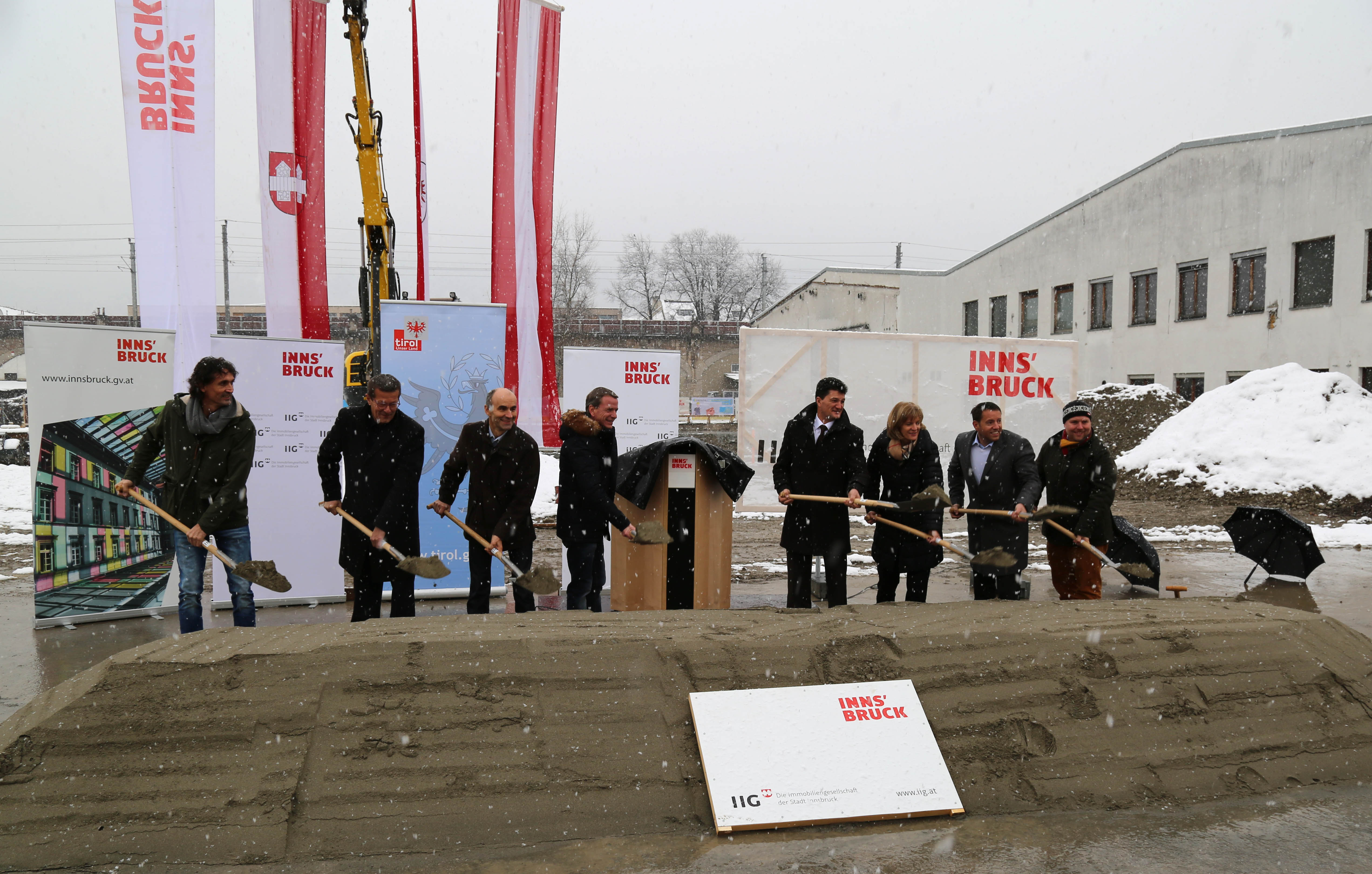 Der Spatenstich für das neue Kletterzentrum wurde feierlich begangen. V.l.n.r.: Reinhold Scherer (Geschäftsführer Kletterhalle Tivoli), Architekt Thomas Schnizer, Präsident des Kletterverbandes Österreich Eugen Burtscher, Vizebürgermeister Christoph Kaufmann, Reinhard Eberl (Abteilung Sport, Land Tirol), Bürgermeisterin Christine Oppitz-Plörer, IIG-Geschäftsführer Franz Danler, Lucas Krackl (Vorsitzender des Bauausschusses)