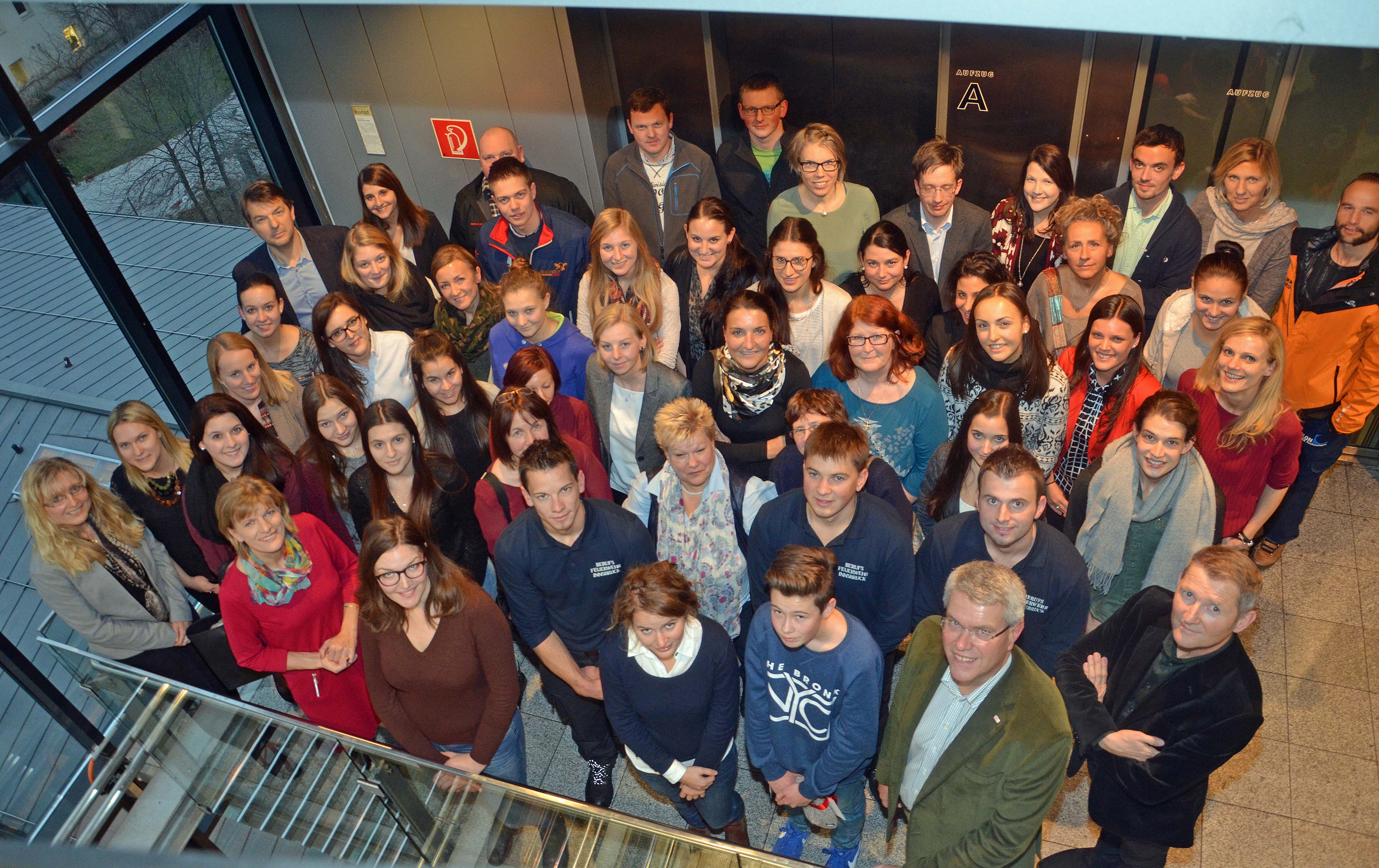 Seit Juli nahmen 64 neue MitarbeiterInnen ihre Arbeit im Innsbrucker Stadtmagistrat auf. Ihre Tätigkeitsfelder sind wie immer bunt gemischt und reichen von der Berufsfeuerwehr Innsbruck über die Kinder- und Jugendbetreuung bis hin zur Stabstelle Kommunikation und Medien. Unter den Neuzugängen sind dieses Mal auch fünf Lehrlinge. Bei einer offiziellen Begrüßung durch Bürgermeisterin Christine Oppitz-Plörer, Magistratsdirektor-Stellvertreter Herbert Köfler und Personalchef Ferdinand Neu konnten sich die MitarbeiterInnen gegenseitig kennen lernen und ein Willkommensgeschenk entgegen nehmen.