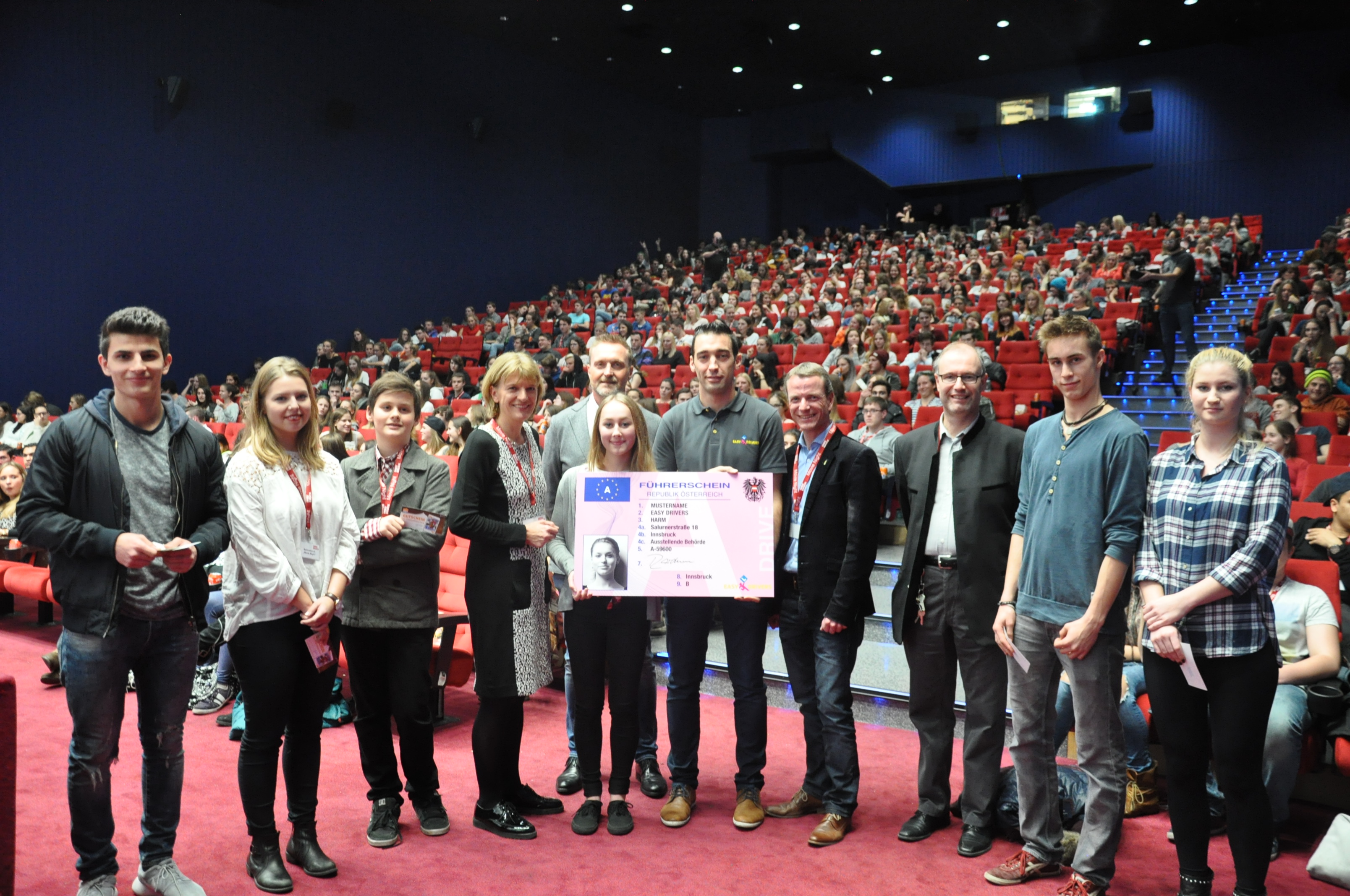 Die Teilnahme bei der Movienight zahlt sich aus. Es gab viele Gewinnspiele, bei denen unter anderem Hauptpreise wie z. B. ein Führerscheinkurs oder das Freizeit-Ticket verlost wurden. Bürgermeisterin Christine Oppitz-Plörer (4.v.l.) und Vizebürgermeister Christoph Kaufmann (4.v.r.) danken den zahlreichen Sponsoren und gratulieren den GewinnerInnen herzlich.