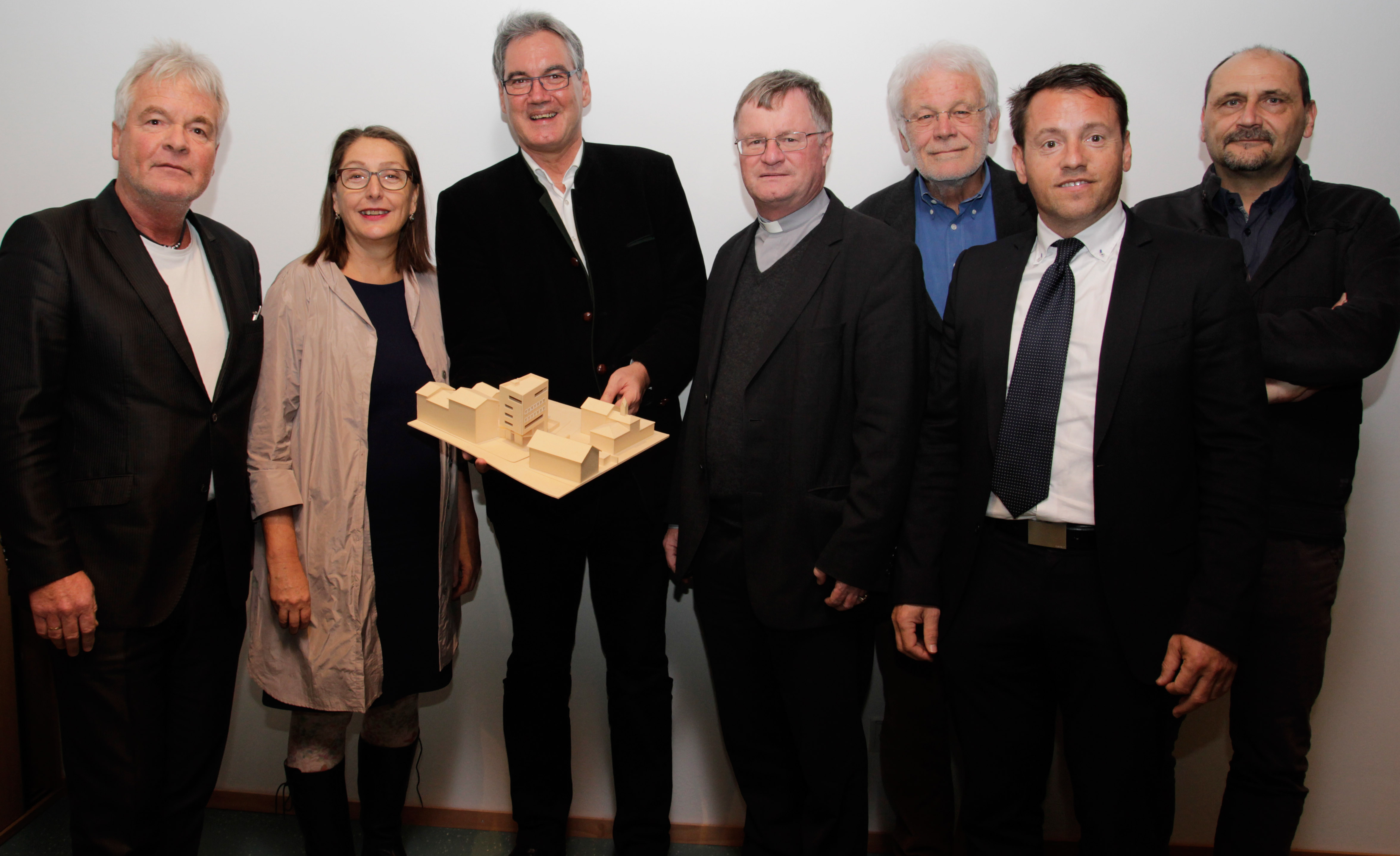 Bei der Eröffnung der neuen Mentlvilla (v.l.): Stadtrat Pechlaner, Landesrätin Baur, Caritasdirektor Georg Schärmer, Bischof Scheuer, Architekt Streli, Geschäftsführer der IIG Danler, Architekt Walter