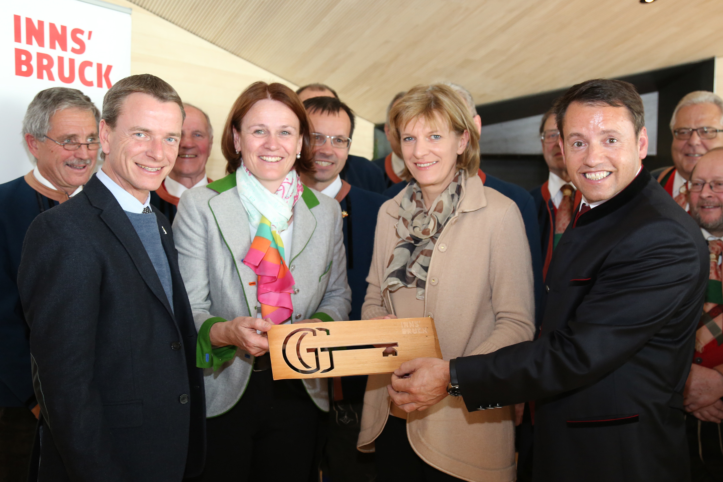 Bei der Schlüsselübergabe der neuen Umbrüggler Alm (v.l.): Vizebürgermeister Christoph Kaufmann, Pächterin Sonja Schütz, Bürgermeisterin Christine Oppitz-Plörer und IIG-Geschäftsführer Franz Danler.