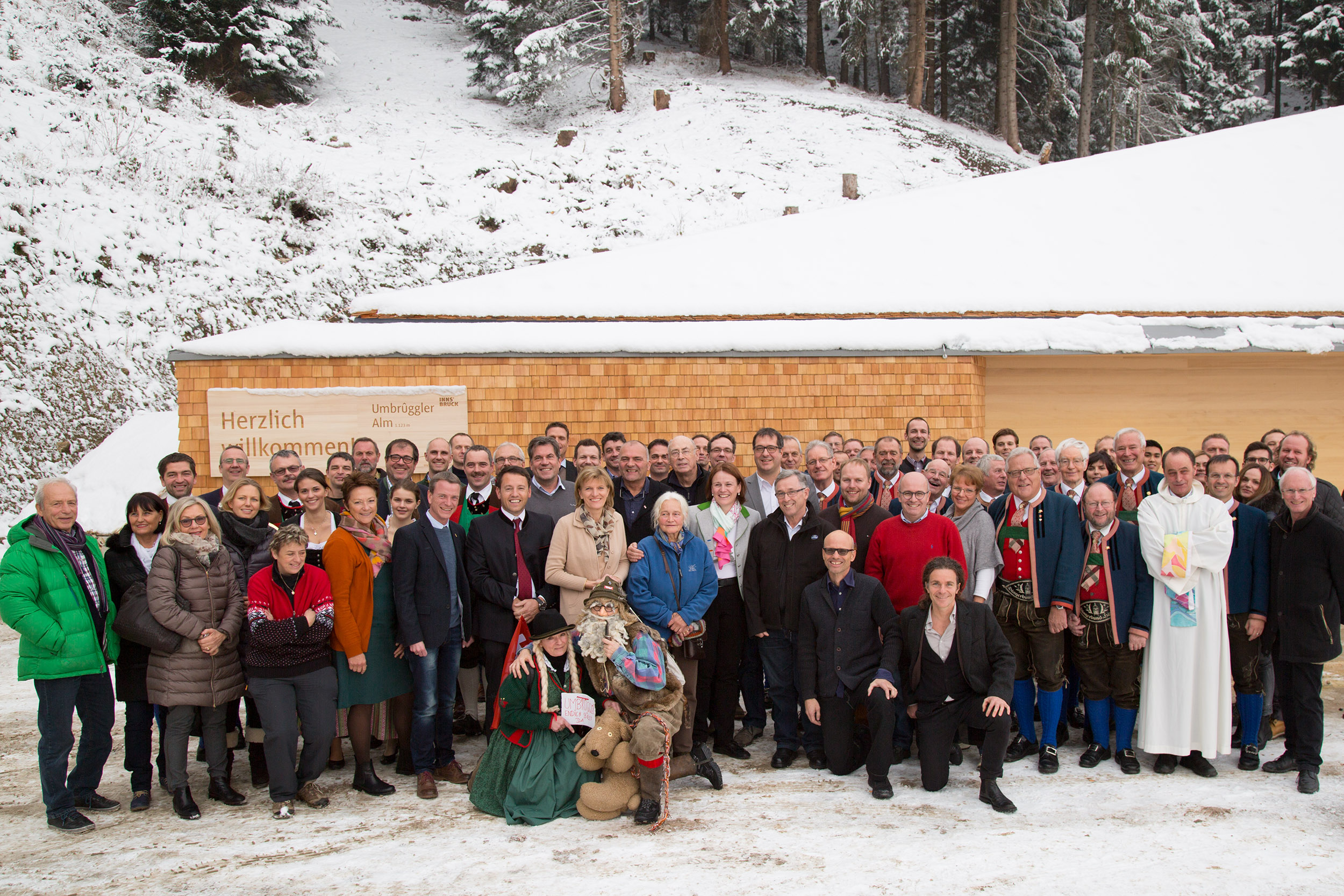 Alle wollten an diesem Freudentag beiwohnen und folgten der Einladung auf die neu errichtete Umbrüggler Alm.