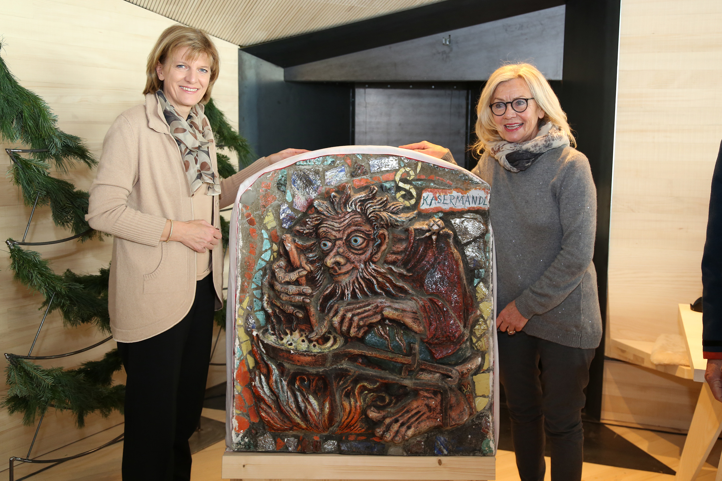 Das Kasermandl hat wieder ein Zuhause. Tourismusverbandsobmann Karl Gostner überreichte gemeinsam mit Frau Mölk das Kasermandl an Bürgermeisterin Christine Oppitz-Plörer.